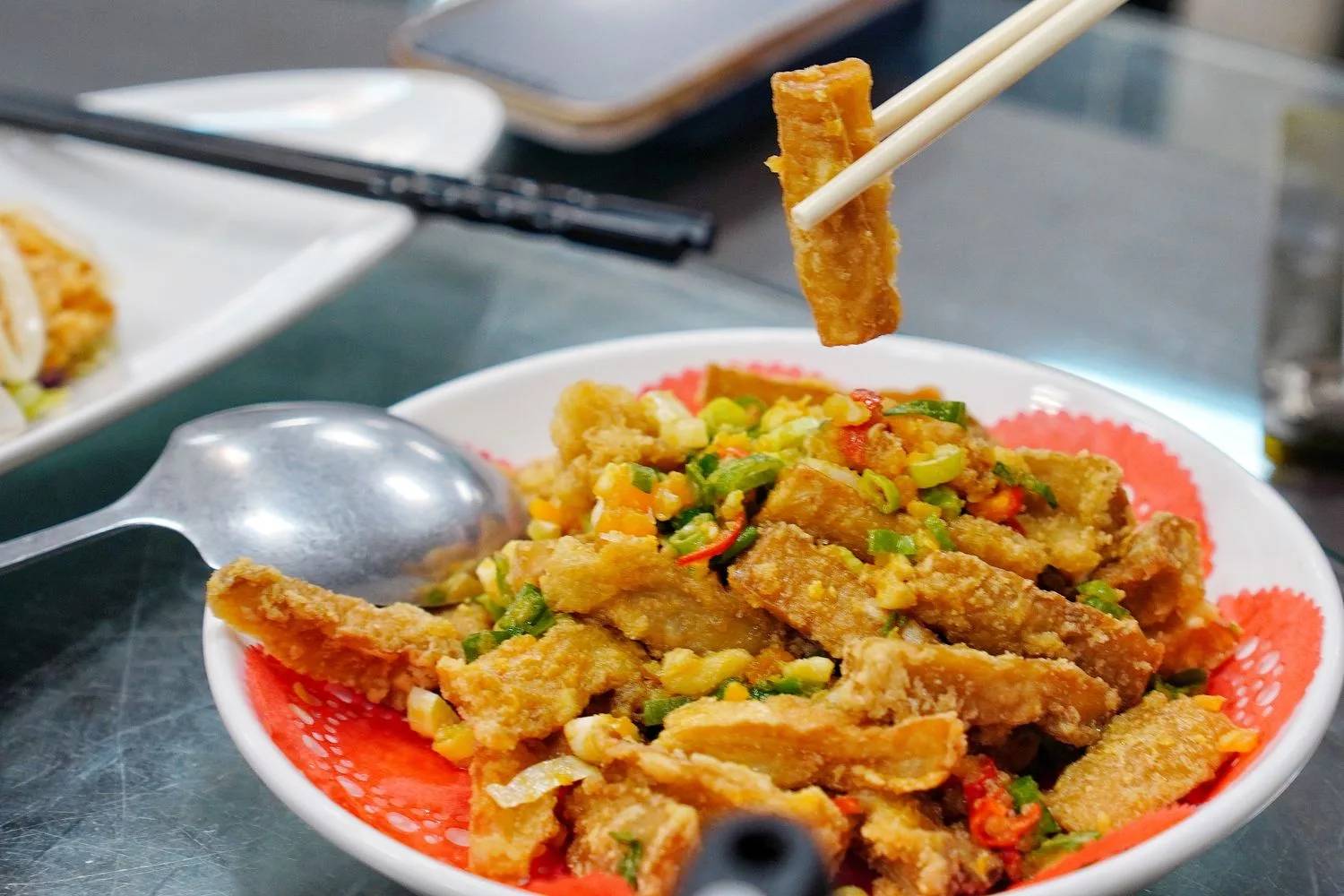 【桃園平價熱炒】三街海鮮屋，桃園平價快炒海鮮附設包廂，多人聚餐首選! @混血珊莎的奇幻旅程