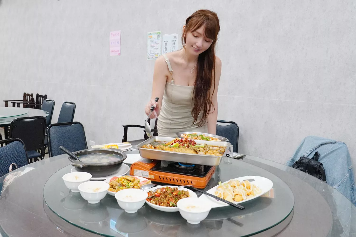 【桃園平價熱炒】三街海鮮屋，桃園平價快炒海鮮附設包廂，多人聚餐首選! @混血珊莎的奇幻旅程