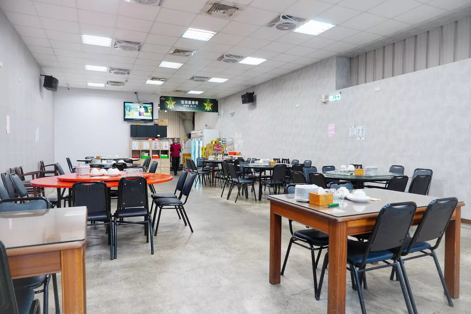 【桃園平價熱炒】三街海鮮屋，桃園平價快炒海鮮附設包廂，多人聚餐首選! @混血珊莎的奇幻旅程