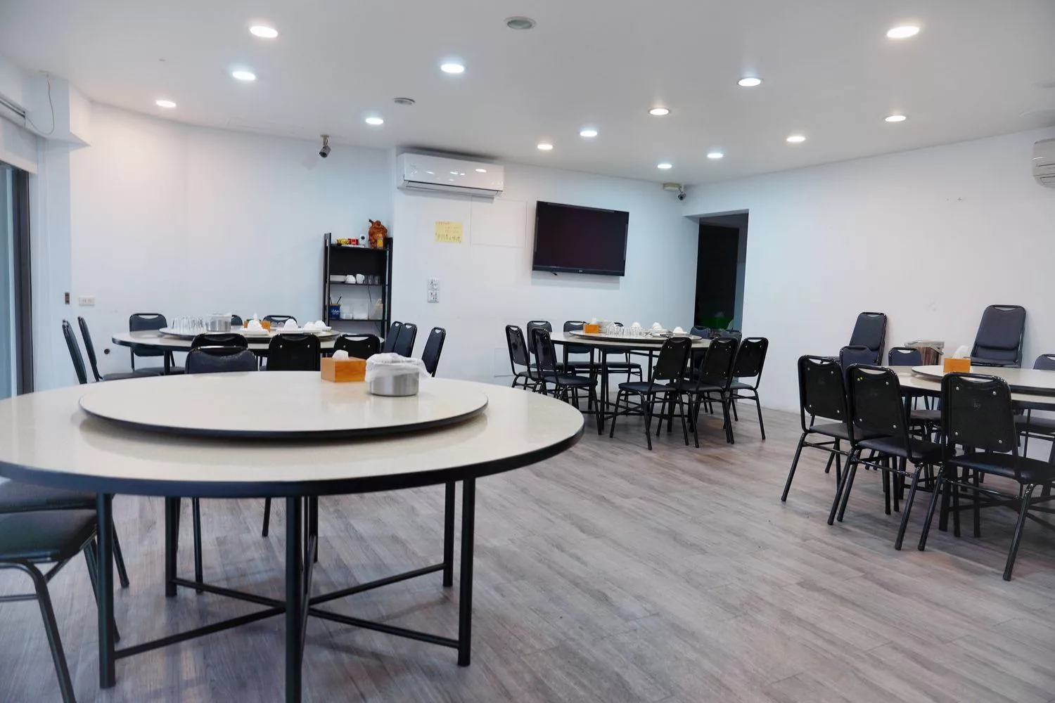 【桃園平價熱炒】三街海鮮屋，桃園平價快炒海鮮附設包廂，多人聚餐首選! @混血珊莎的奇幻旅程