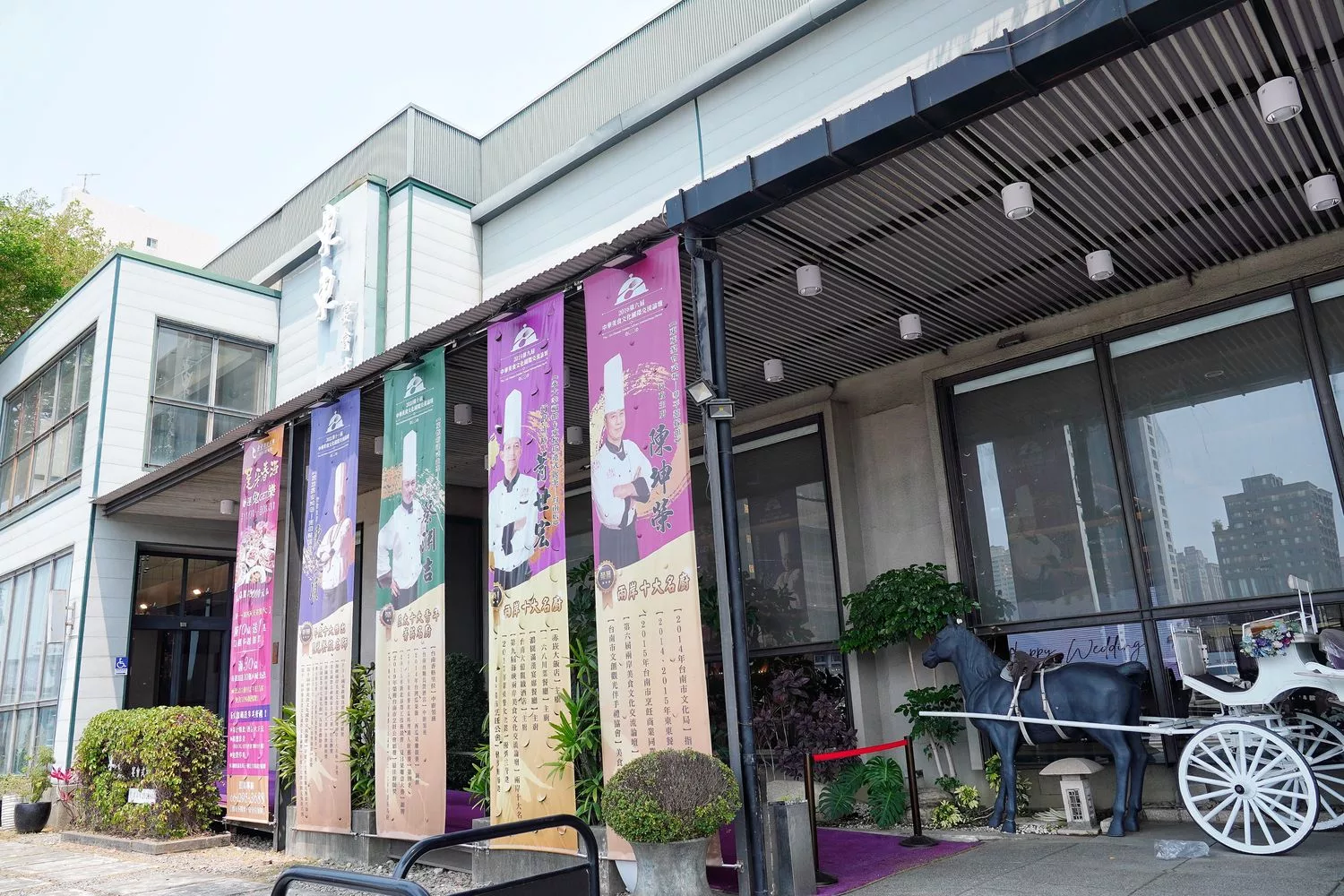 【台南婚宴會館】東東宴會式場 華平囍嫁館，氣派百桌宴會廳搭配升降星光大道舞台，打造夢想中的完美婚禮! @混血珊莎的奇幻旅程
