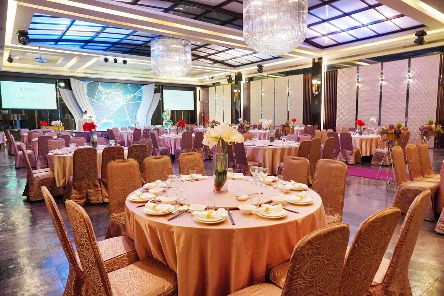 【台南婚宴會館】東東宴會式場 華平囍嫁館，氣派百桌宴會廳搭配升降星光大道舞台，打造夢想中的完美婚禮! @混血珊莎的奇幻旅程