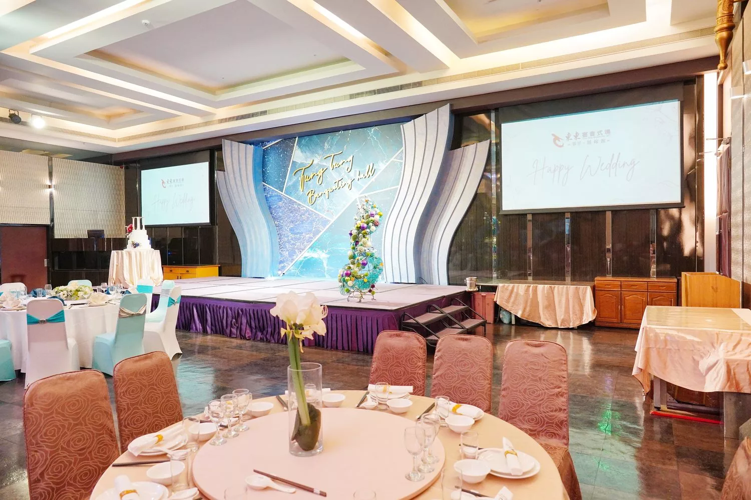 【台南婚宴會館】東東宴會式場 華平囍嫁館，氣派百桌宴會廳搭配升降星光大道舞台，打造夢想中的完美婚禮! @混血珊莎的奇幻旅程