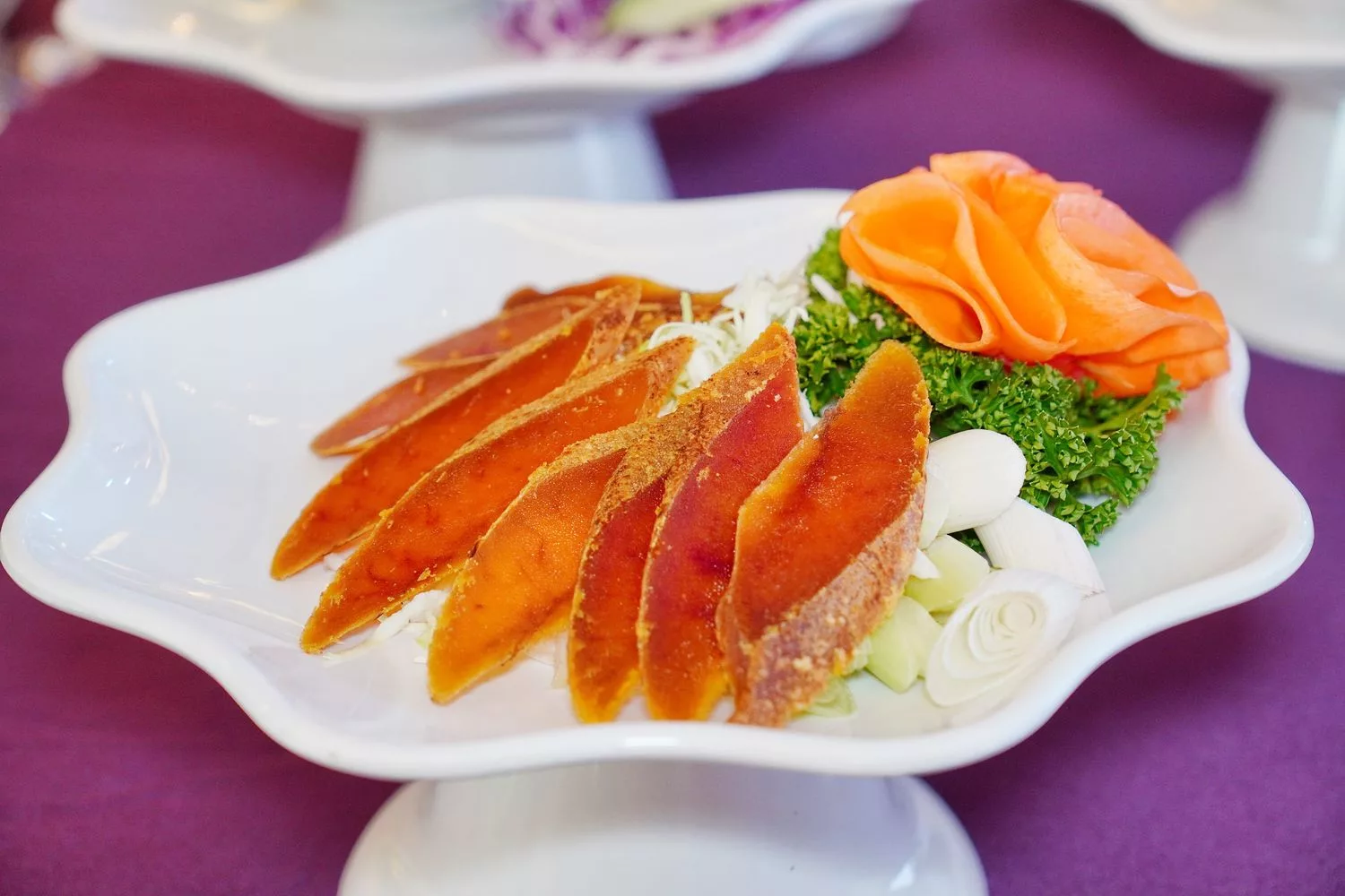 【台南婚宴會館】東東宴會式場 華平囍嫁館，氣派百桌宴會廳搭配升降星光大道舞台，打造夢想中的完美婚禮! @混血珊莎的奇幻旅程
