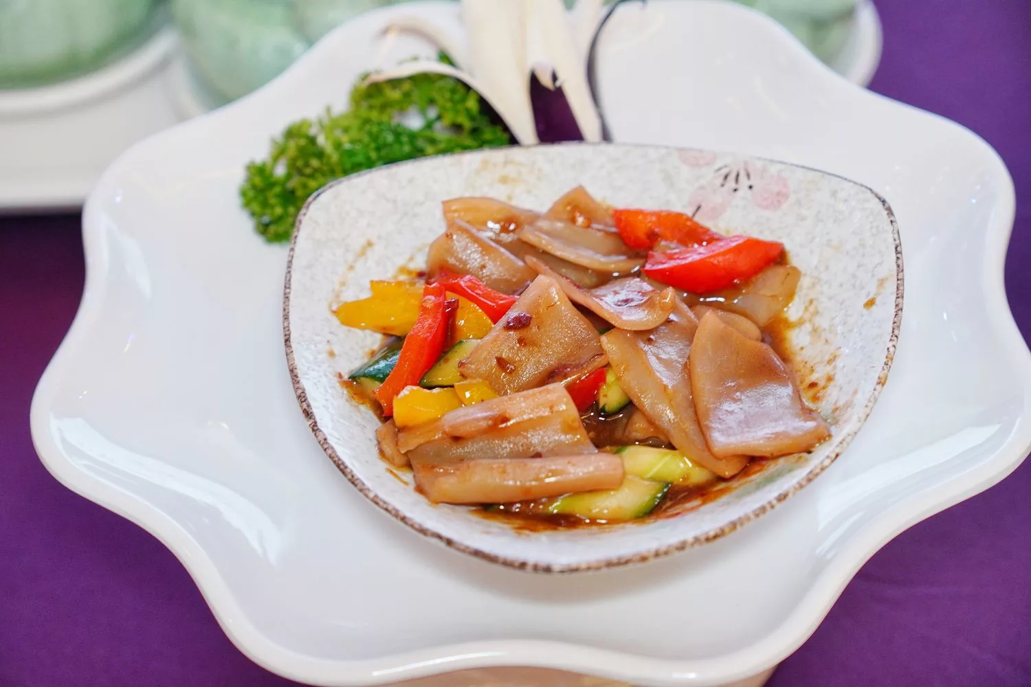 【台南婚宴會館】東東宴會式場 華平囍嫁館，氣派百桌宴會廳搭配升降星光大道舞台，打造夢想中的完美婚禮! @混血珊莎的奇幻旅程