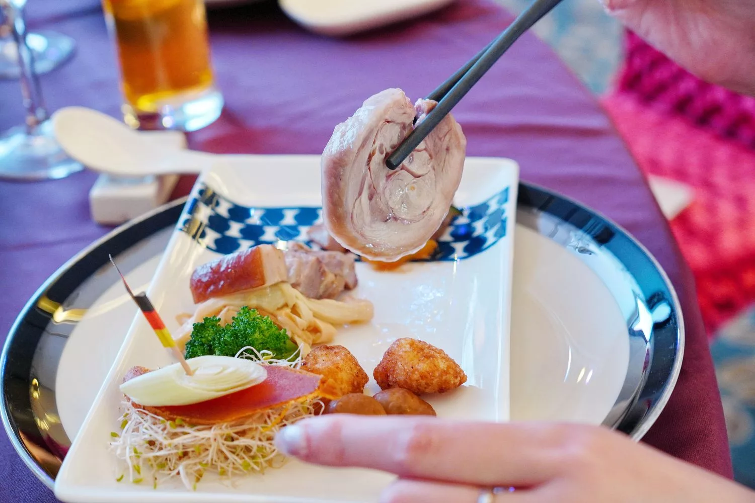【台南婚宴會館】東東宴會式場 華平囍嫁館，氣派百桌宴會廳搭配升降星光大道舞台，打造夢想中的完美婚禮! @混血珊莎的奇幻旅程