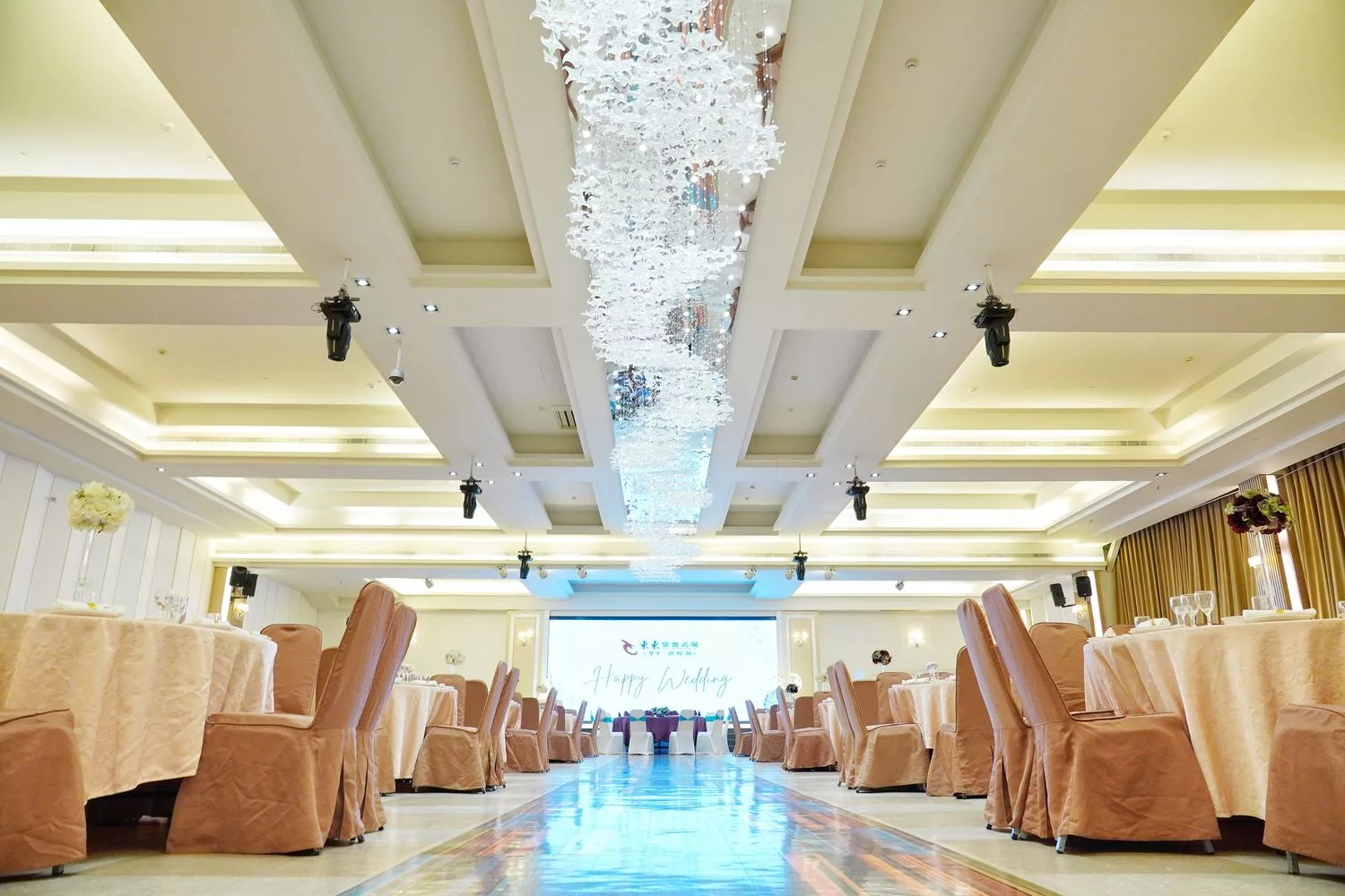 【台南婚宴會館】東東宴會式場 華平囍嫁館，氣派百桌宴會廳搭配升降星光大道舞台，打造夢想中的完美婚禮! @混血珊莎的奇幻旅程