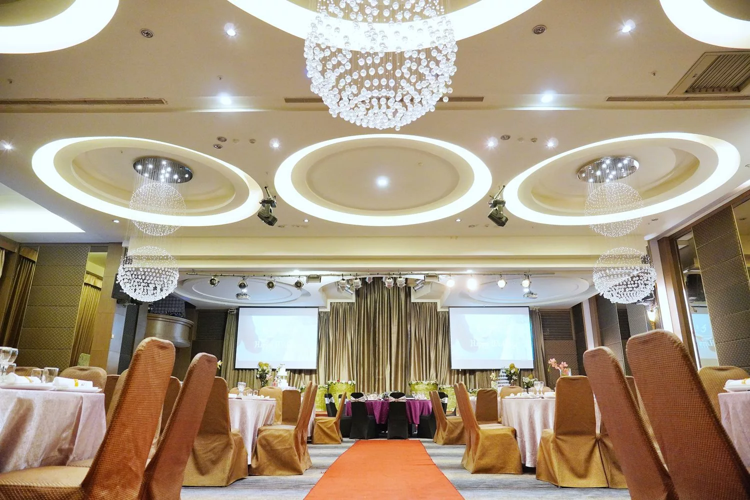 【台南婚宴會館】東東宴會式場 華平囍嫁館，氣派百桌宴會廳搭配升降星光大道舞台，打造夢想中的完美婚禮! @混血珊莎的奇幻旅程