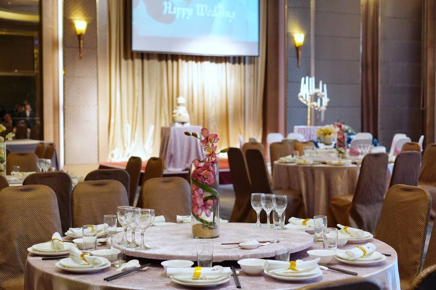 【台南婚宴會館】東東宴會式場 華平囍嫁館，氣派百桌宴會廳搭配升降星光大道舞台，打造夢想中的完美婚禮! @混血珊莎的奇幻旅程