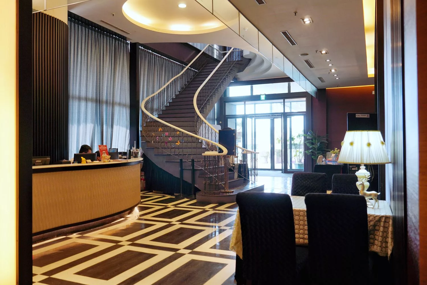 【台南婚宴會館】東東宴會式場 華平囍嫁館，氣派百桌宴會廳搭配升降星光大道舞台，打造夢想中的完美婚禮! @混血珊莎的奇幻旅程