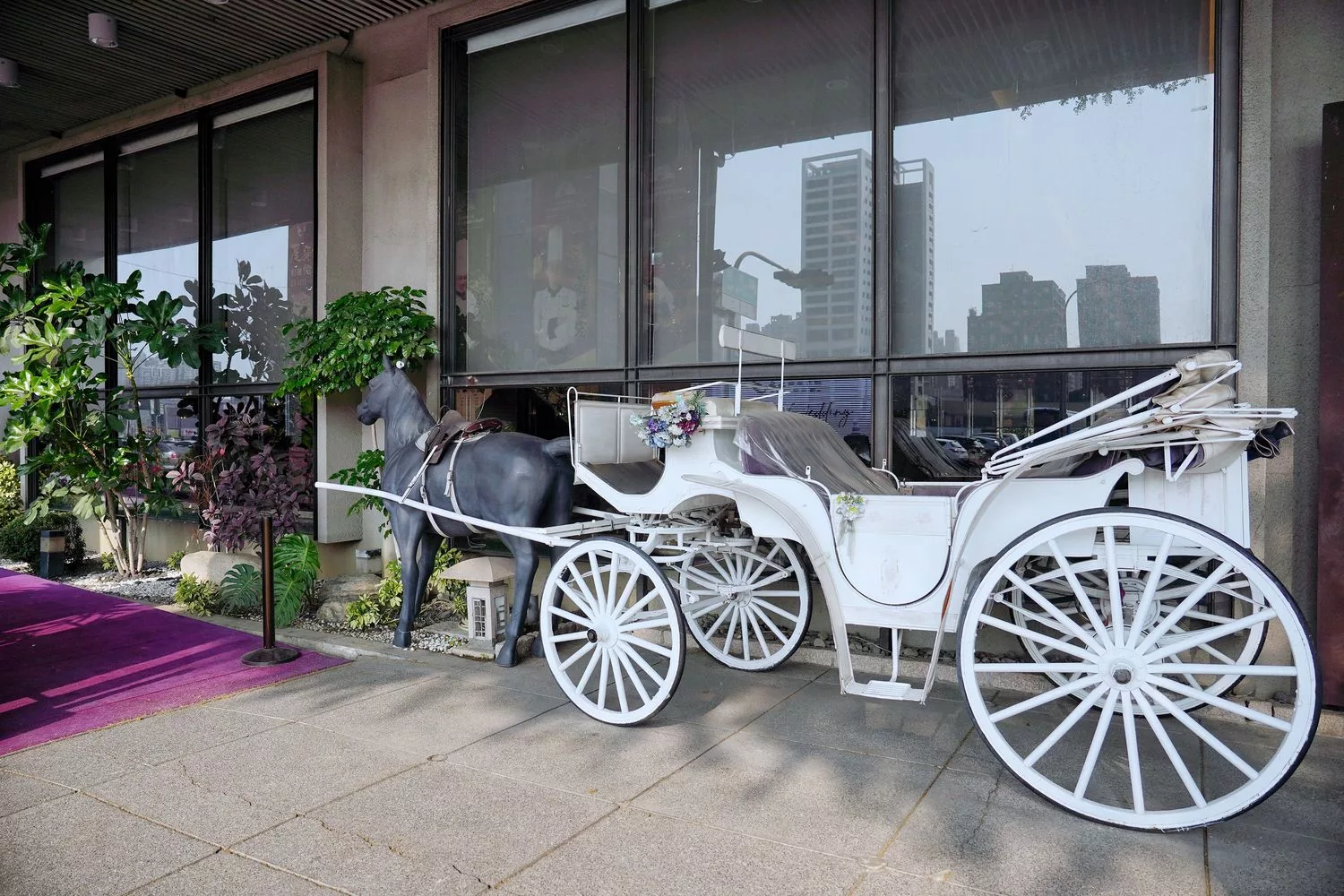 【台南婚宴會館】東東宴會式場 華平囍嫁館，氣派百桌宴會廳搭配升降星光大道舞台，打造夢想中的完美婚禮! @混血珊莎的奇幻旅程