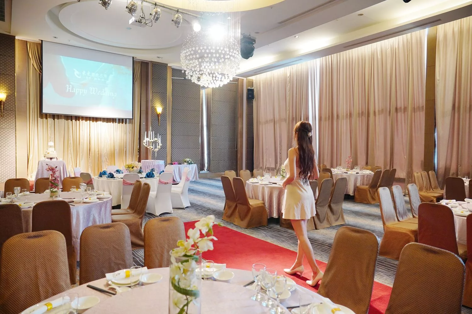 【台南婚宴會館】東東宴會式場 華平囍嫁館，氣派百桌宴會廳搭配升降星光大道舞台，打造夢想中的完美婚禮! @混血珊莎的奇幻旅程