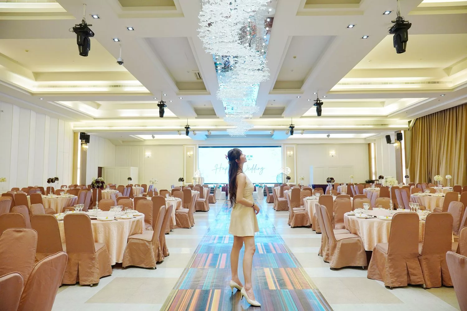 【台南婚宴會館】東東宴會式場 華平囍嫁館，氣派百桌宴會廳搭配升降星光大道舞台，打造夢想中的完美婚禮! @混血珊莎的奇幻旅程