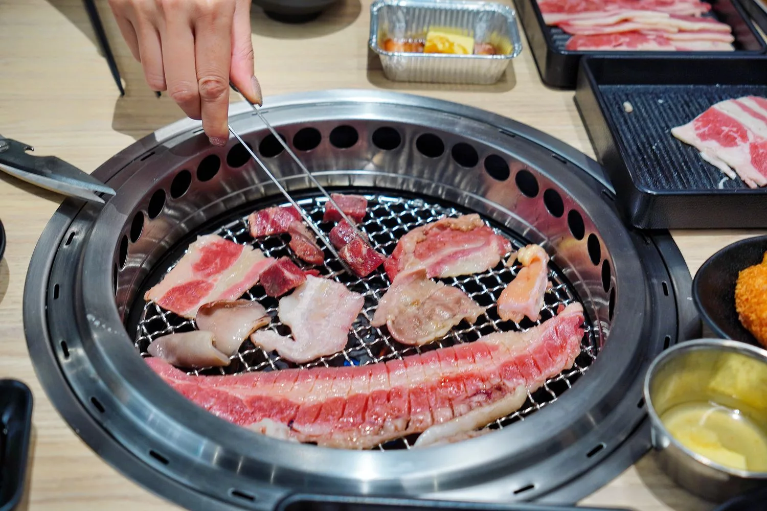 【台中燒烤吃到飽】牛角Buffet 台中lalaport店，套餐吃到飽通通有，自助吧百種餐點跟生啤酒無限爽吃! @混血珊莎的奇幻旅程