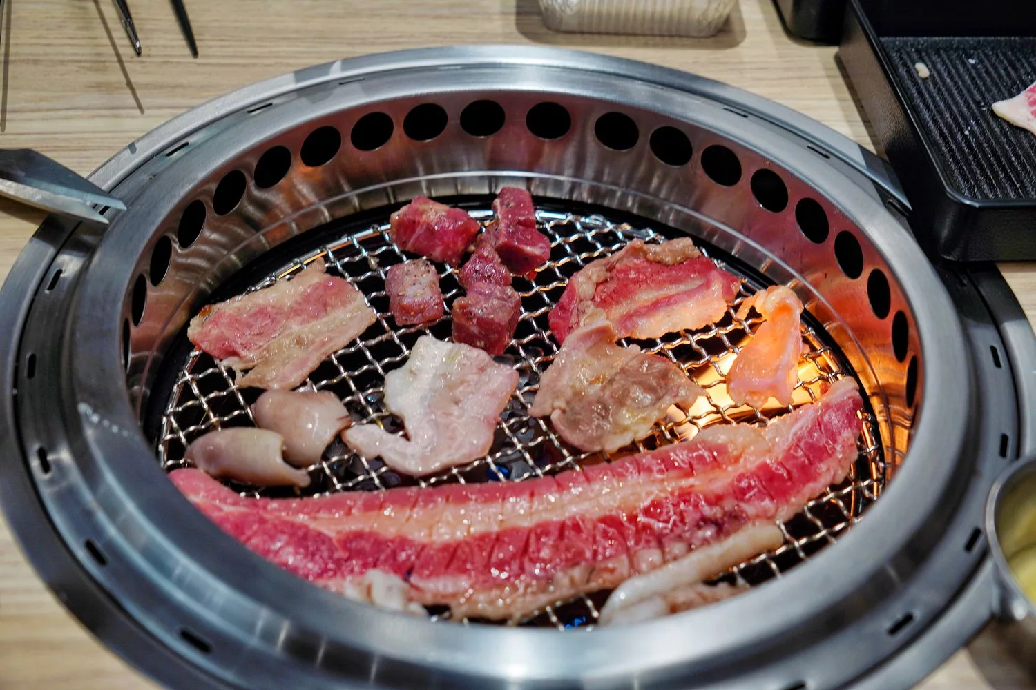 【台中燒烤吃到飽】牛角Buffet 台中lalaport店，套餐吃到飽通通有，自助吧百種餐點跟生啤酒無限爽吃! @混血珊莎的奇幻旅程