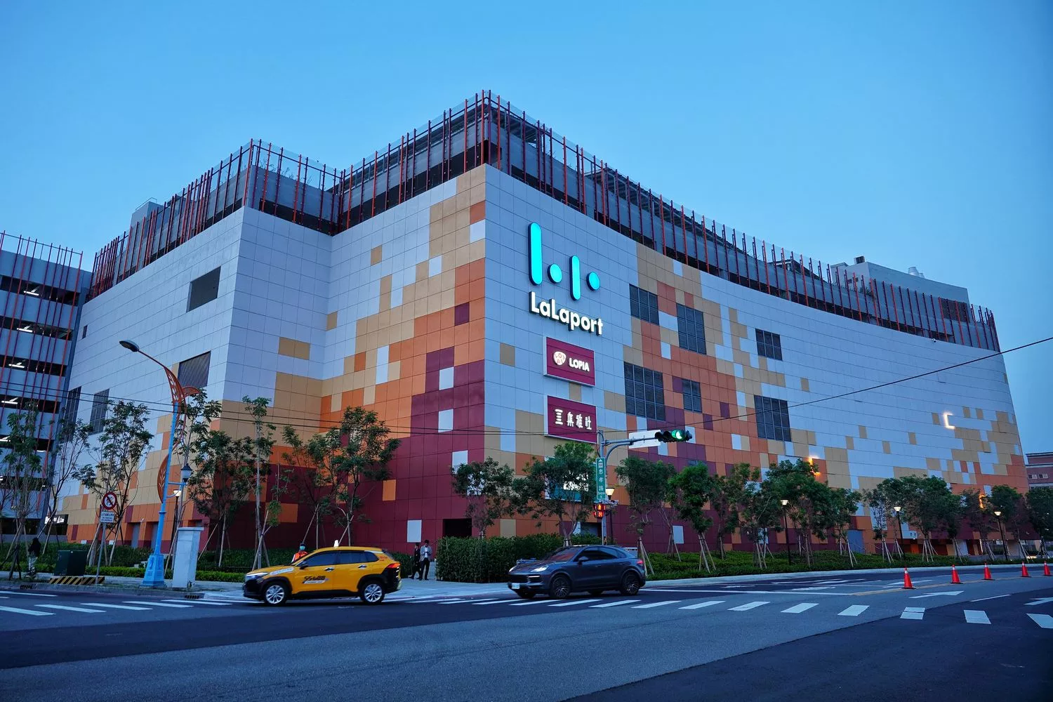 【台中燒烤吃到飽】牛角Buffet 台中lalaport店，套餐吃到飽通通有，自助吧百種餐點跟生啤酒無限爽吃! @混血珊莎的奇幻旅程