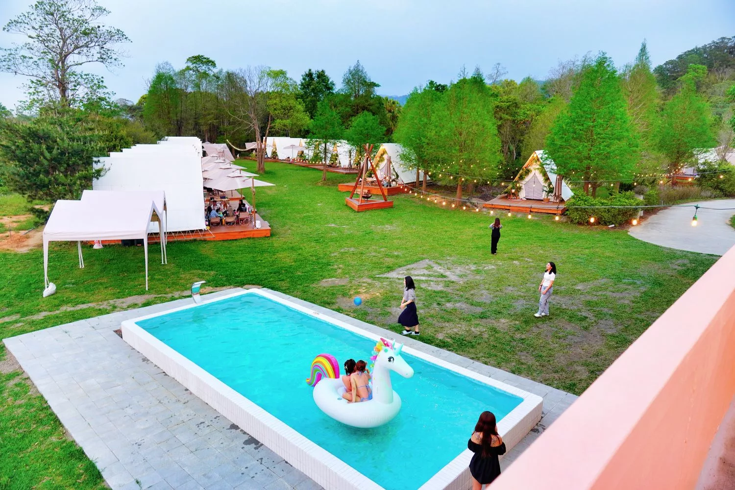 【叢林開始輕奢懶人露營glamping】苗栗懶人露營一泊四食網美泳池漂浮早餐，森林系帳篷IG打卡點! @混血珊莎的奇幻旅程