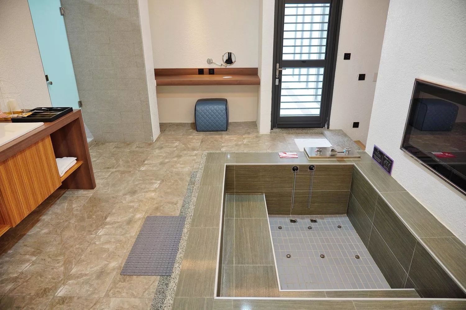 【南投市汽車旅館推薦】舒馨精品旅館,質感房型有KTV/露天浴池/豪華浴缸,適合情侶休息/親子住宿/商務出差! @混血珊莎的奇幻旅程 【南投市汽車旅館推薦】舒馨精品旅館,質感房型有KTV/露天浴池/豪華浴缸,適合情侶休息/親子住宿/商務出差! @混血珊莎的奇幻旅程