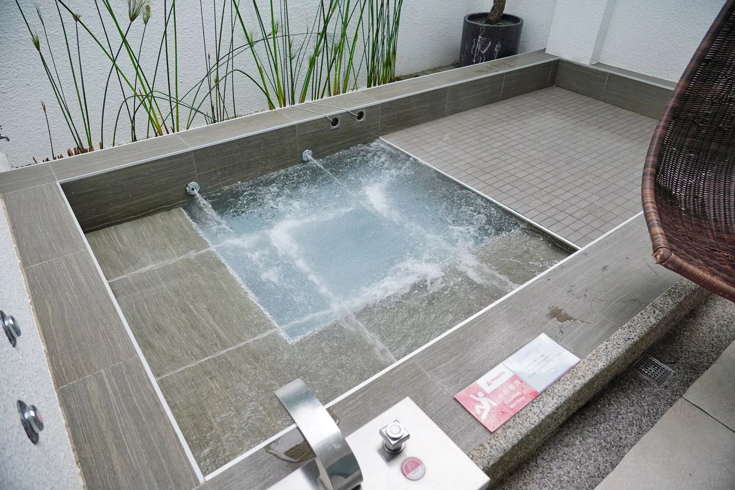 【南投市汽車旅館推薦】舒馨精品旅館，質感房型有KTV/露天浴池/豪華浴缸，適合情侶休息/親子住宿/商務出差! @混血珊莎的奇幻旅程