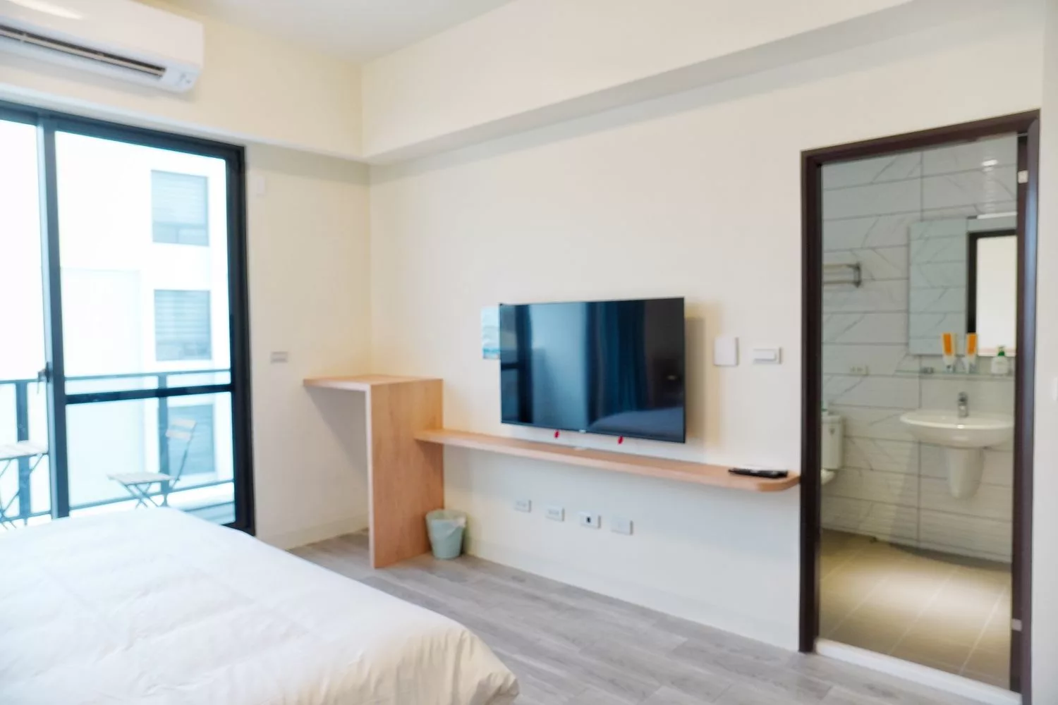 【台南包棟住宿】燈塔villa 衡定理台南安平包棟民宿，景觀陽台房超大客廳! @混血珊莎的奇幻旅程