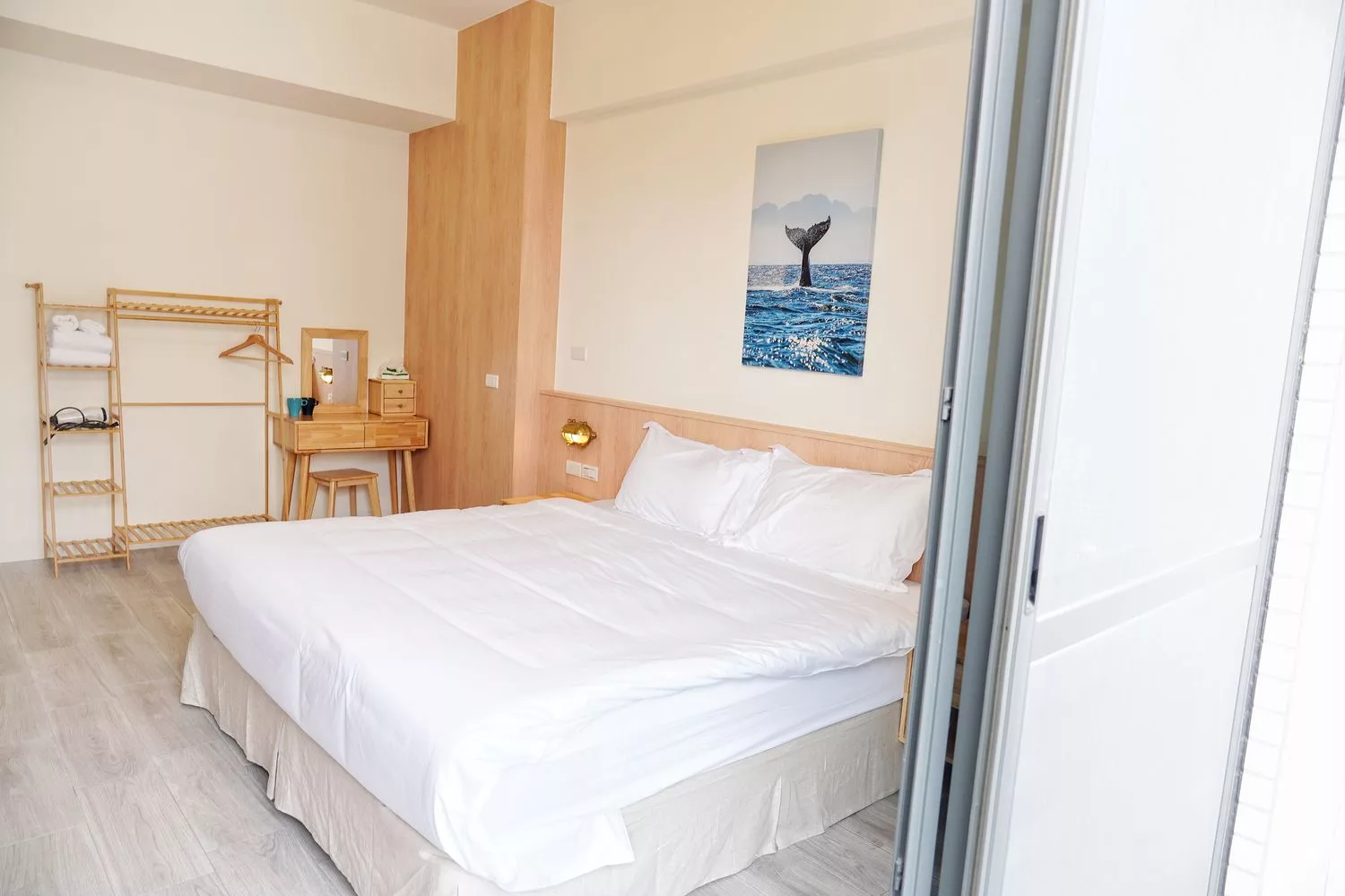 【台南包棟住宿】燈塔villa 衡定理台南安平包棟民宿，景觀陽台房超大客廳! @混血珊莎的奇幻旅程
