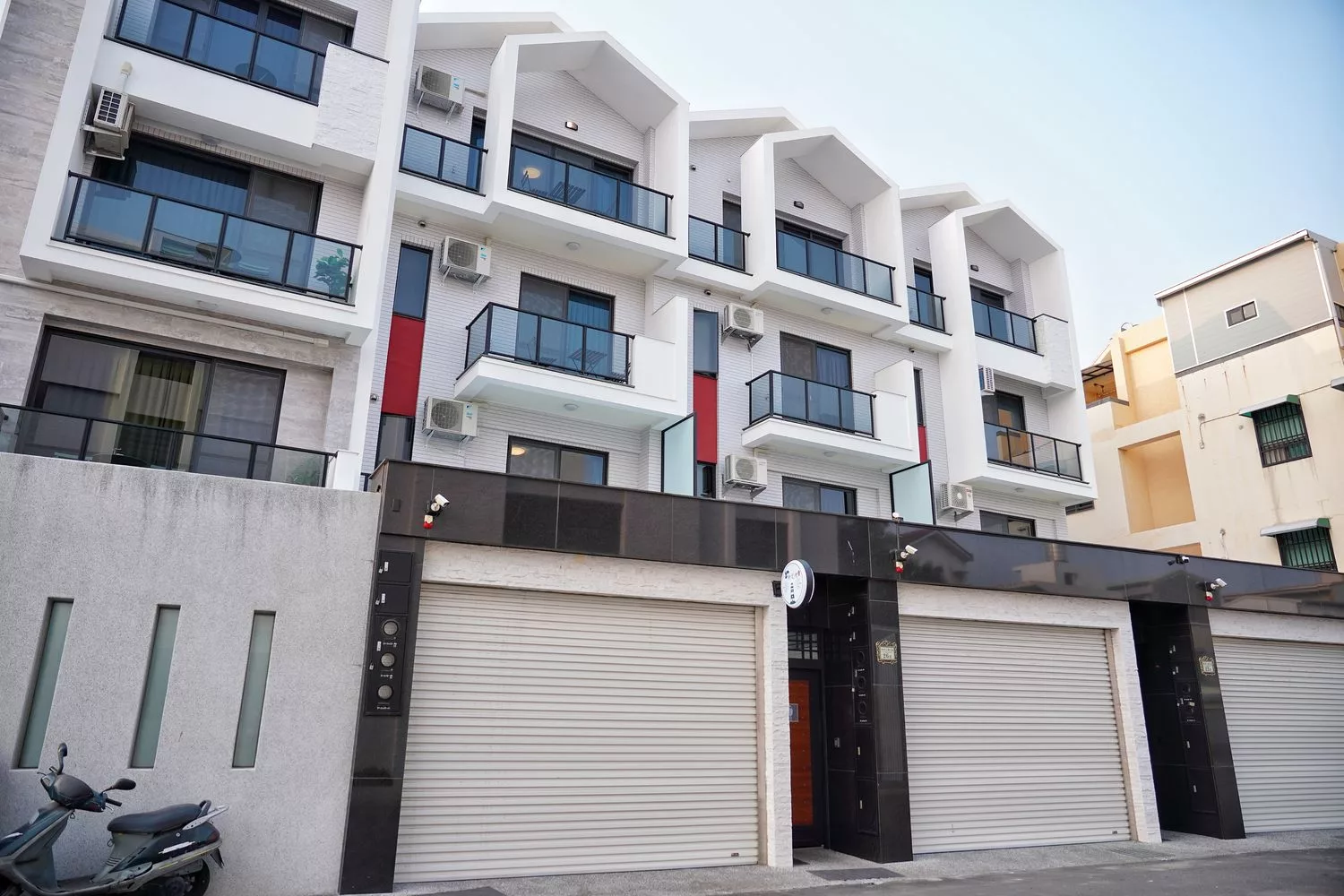 【台南包棟住宿】燈塔villa 衡定理台南安平包棟民宿，景觀陽台房超大客廳! @混血珊莎的奇幻旅程