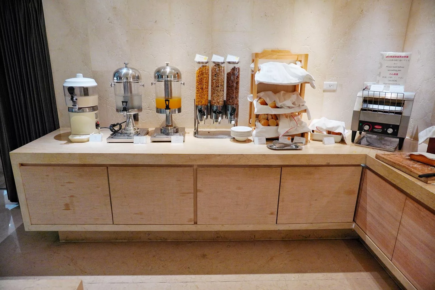 【和逸民生館早餐】THE Lounge自助早餐吃到飽，餐點豐富又精緻! @混血珊莎的奇幻旅程