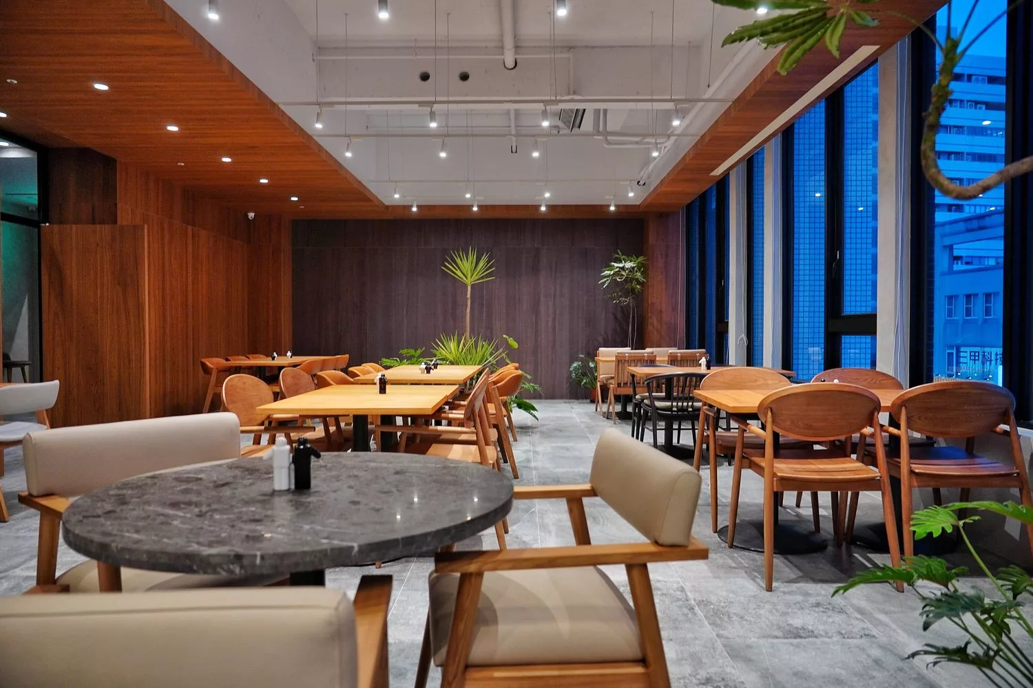 【台中西屯區特色餐廳】沐青餐廳，浪漫森林系氛圍，必吃美味牛排義式料理! @混血珊莎的奇幻旅程