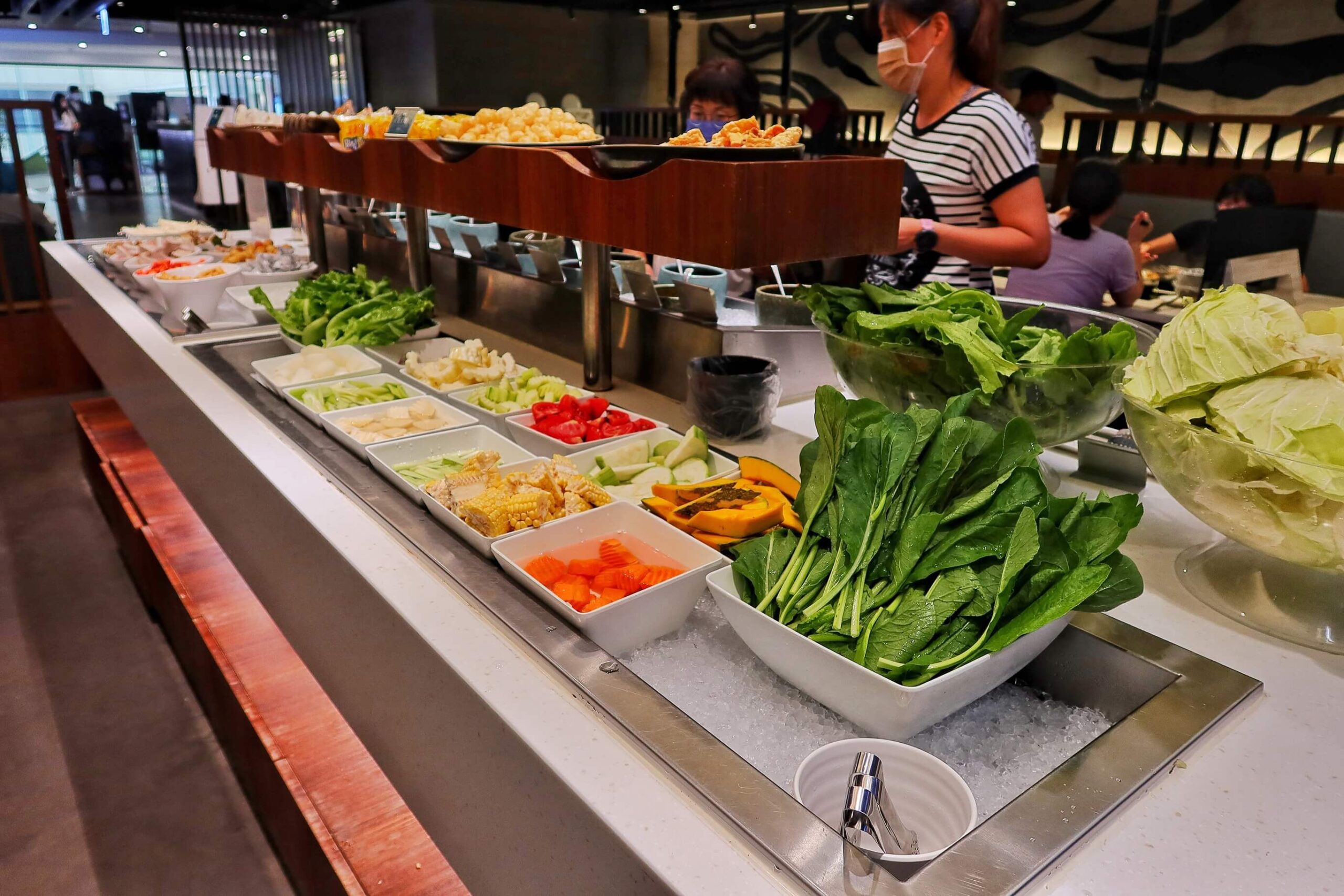 【台中火鍋吃到飽】鍋好日 昭日堂燒肉旗下品牌│超浮誇1KG大肉量雙人套餐澎湃上桌│自助吧甜點/冰品/蔬菜/炸物/熟食通通吃到飽! │新時代餐廳推薦 @混血珊莎的奇幻旅程