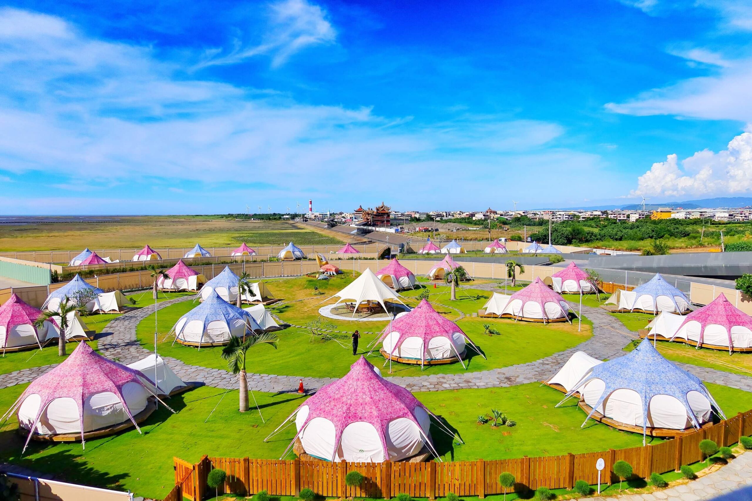 【台中懶人露營】蟬說 夕陽漫漫,新開幕高美濕地海濱露營,用餐飽覽絕美夕陽景觀,一泊二食免裝備,螃蟹帳蓬可愛到炸! @混血珊莎的奇幻旅程 【台中懶人露營】蟬說 夕陽漫漫,新開幕高美濕地海濱露營,用餐飽覽絕美夕陽景觀,一泊二食免裝備,螃蟹帳蓬可愛到炸! @混血珊莎的奇幻旅程