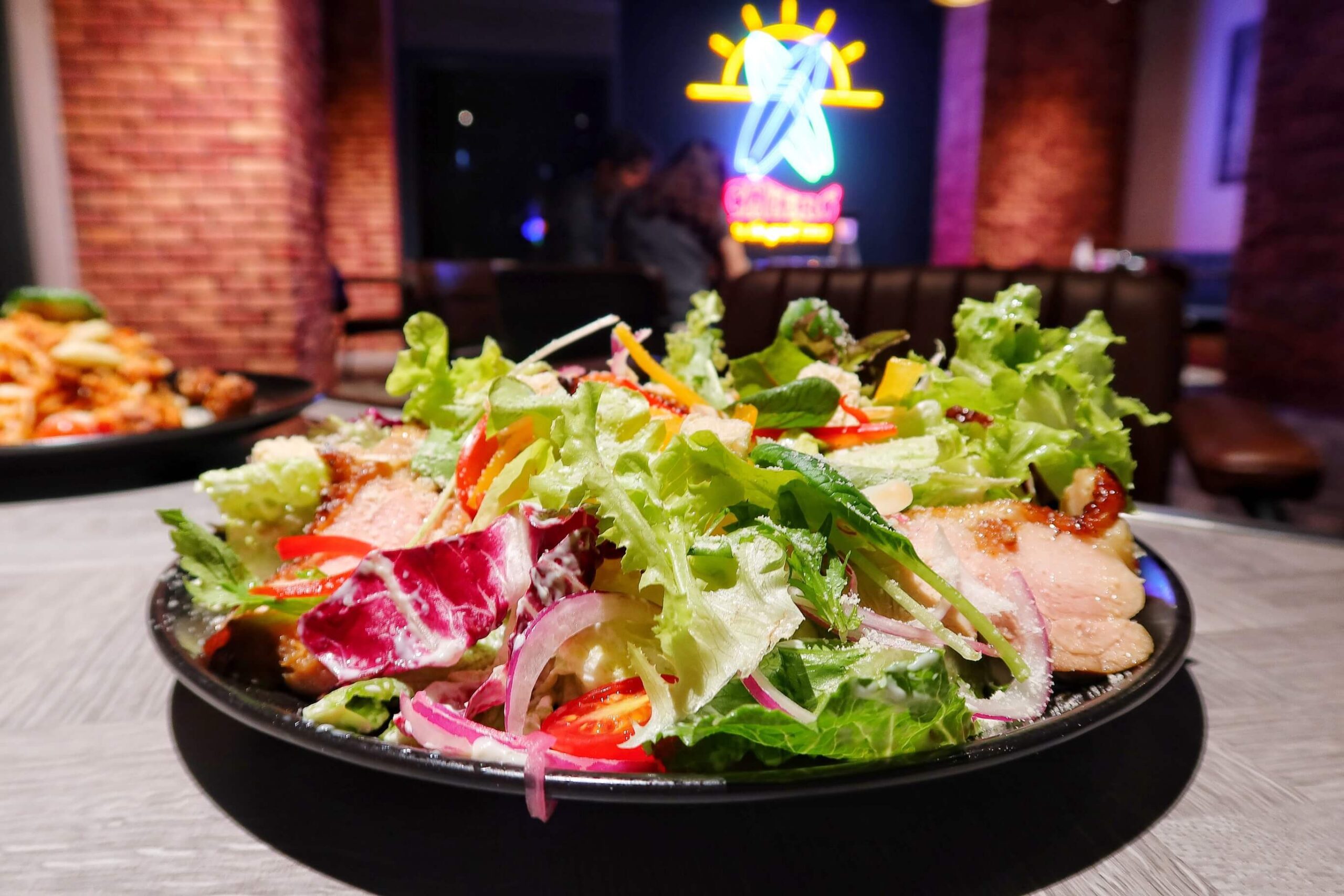 【宜蘭烏石港美食】OA PIZZA 坐擁海景的烏石港美式餐廳、星巴客咖啡這裡通通有! @混血珊莎的奇幻旅程