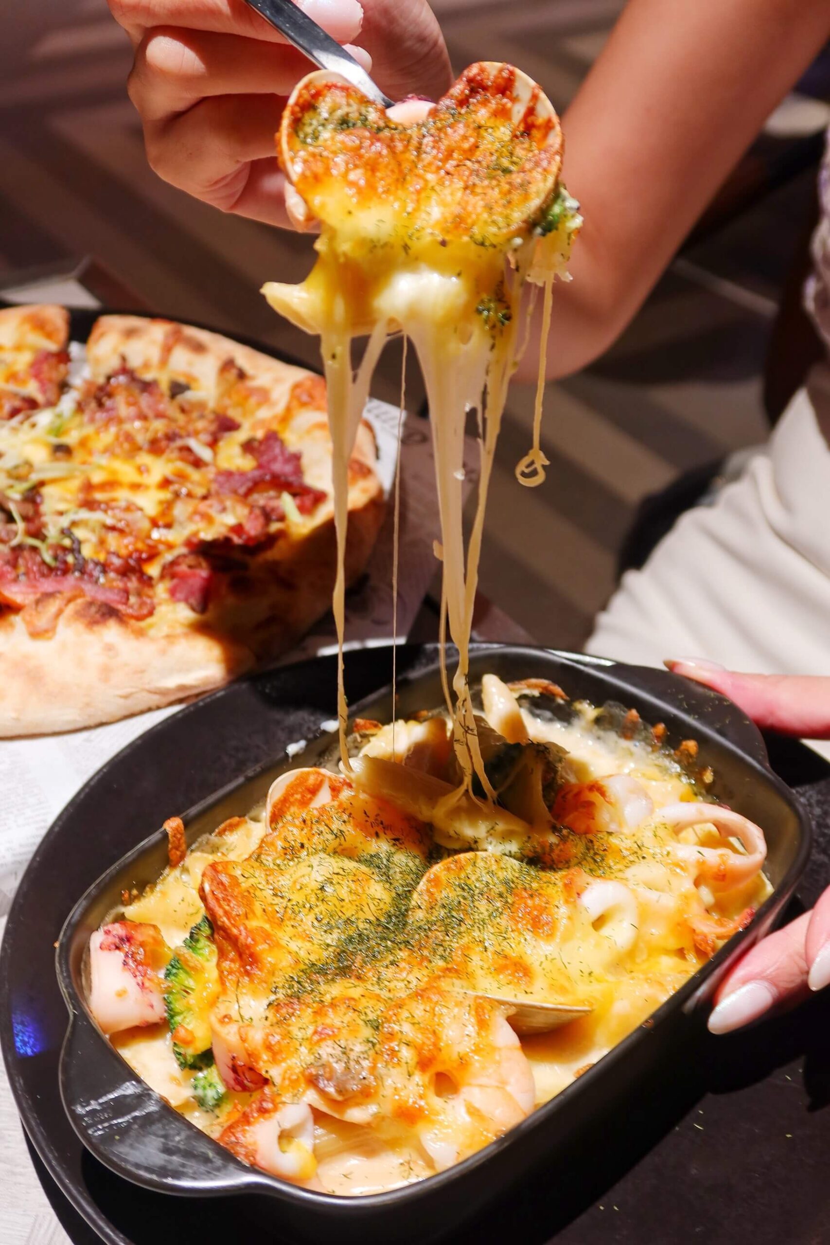 【宜蘭烏石港美食】OA PIZZA 坐擁海景的烏石港美式餐廳、星巴客咖啡這裡通通有! @混血珊莎的奇幻旅程