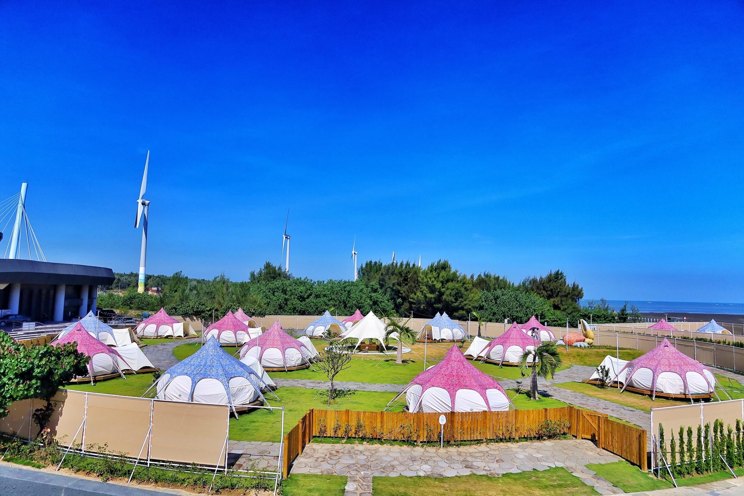 【台中懶人露營】蟬說 夕陽漫漫,新開幕高美濕地海濱露營,用餐飽覽絕美夕陽景觀,一泊二食免裝備,螃蟹帳蓬可愛到炸! @混血珊莎的奇幻旅程 【台中懶人露營】蟬說 夕陽漫漫,新開幕高美濕地海濱露營,用餐飽覽絕美夕陽景觀,一泊二食免裝備,螃蟹帳蓬可愛到炸! @混血珊莎的奇幻旅程