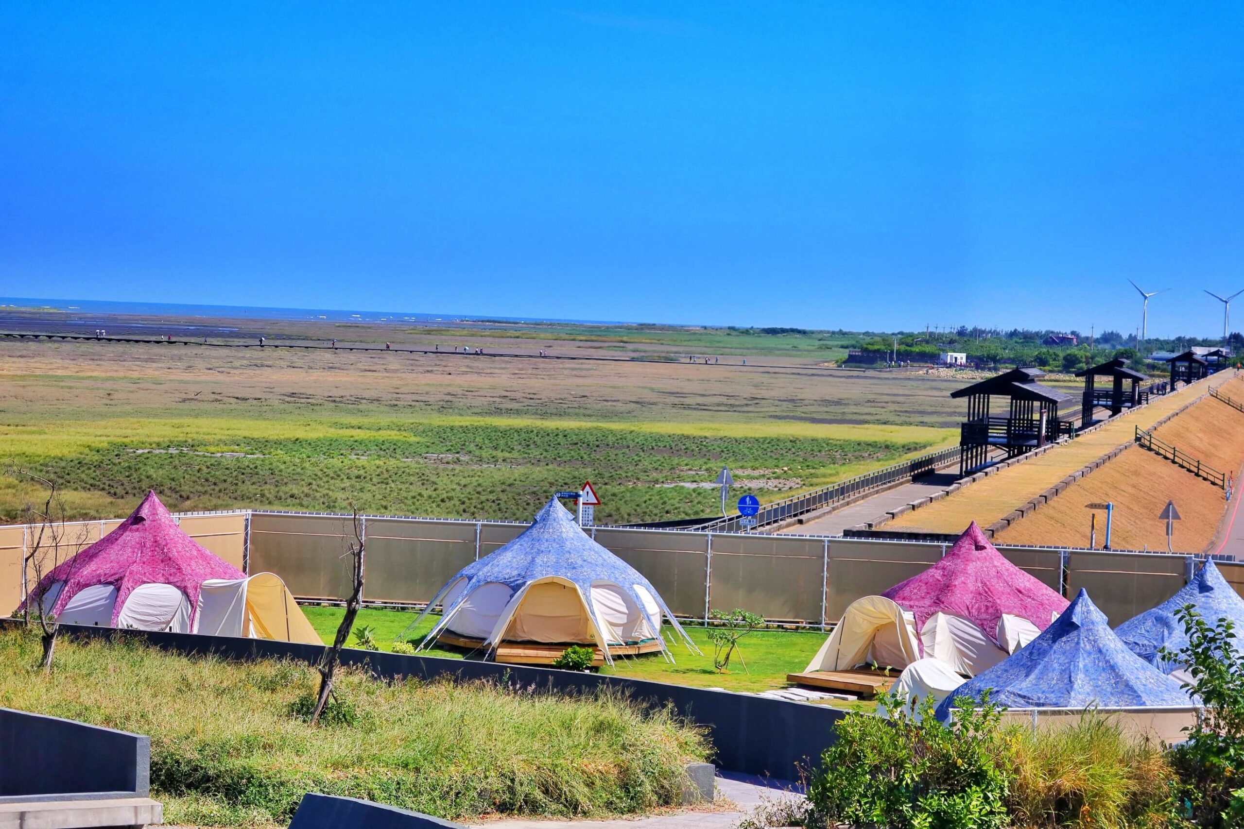 【台中懶人露營】蟬說 夕陽漫漫,新開幕高美濕地海濱露營,用餐飽覽絕美夕陽景觀,一泊二食免裝備,螃蟹帳蓬可愛到炸! @混血珊莎的奇幻旅程 【台中懶人露營】蟬說 夕陽漫漫,新開幕高美濕地海濱露營,用餐飽覽絕美夕陽景觀,一泊二食免裝備,螃蟹帳蓬可愛到炸! @混血珊莎的奇幻旅程