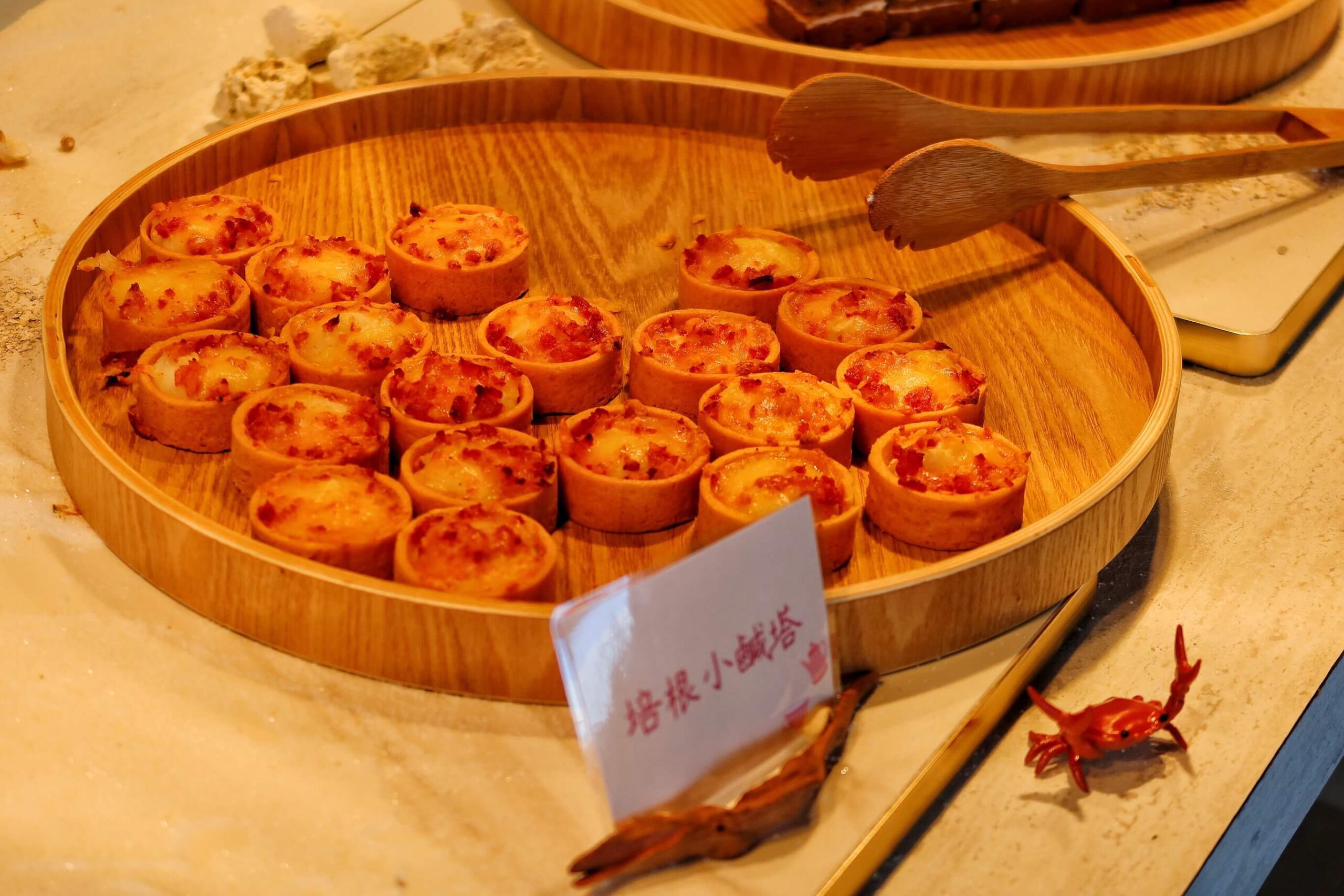 【台中懶人露營】蟬說 夕陽漫漫,新開幕高美濕地海濱露營,用餐飽覽絕美夕陽景觀,一泊二食免裝備,螃蟹帳蓬可愛到炸! @混血珊莎的奇幻旅程 【台中懶人露營】蟬說 夕陽漫漫,新開幕高美濕地海濱露營,用餐飽覽絕美夕陽景觀,一泊二食免裝備,螃蟹帳蓬可愛到炸! @混血珊莎的奇幻旅程