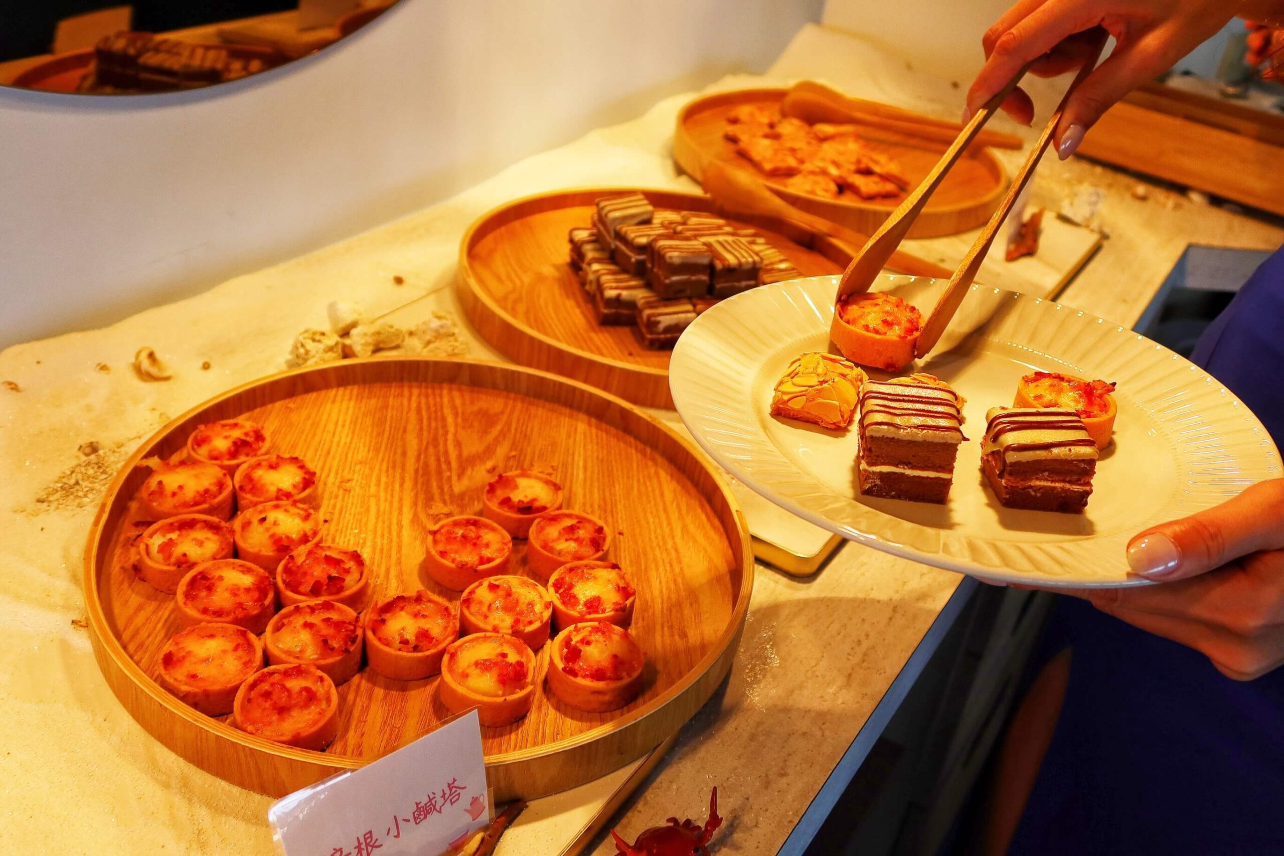 【台中懶人露營】蟬說 夕陽漫漫,新開幕高美濕地海濱露營,用餐飽覽絕美夕陽景觀,一泊二食免裝備,螃蟹帳蓬可愛到炸! @混血珊莎的奇幻旅程 【台中懶人露營】蟬說 夕陽漫漫,新開幕高美濕地海濱露營,用餐飽覽絕美夕陽景觀,一泊二食免裝備,螃蟹帳蓬可愛到炸! @混血珊莎的奇幻旅程