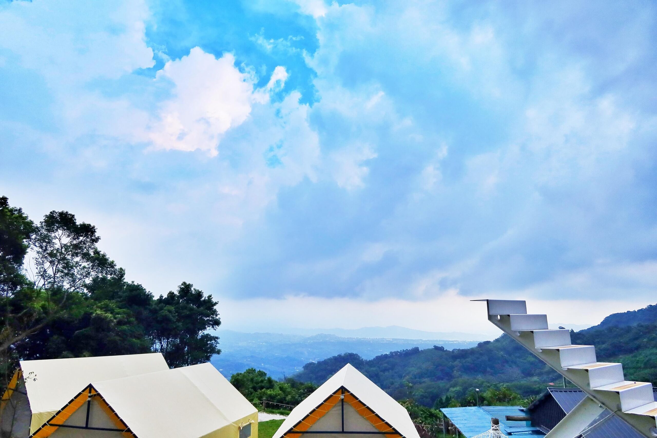 【苗栗露營】雲霧灣灣 懶人露營，夢幻雲海一泊四食，晚餐豪華和牛海陸燒烤，龍蝦粥早餐超享受，每帳專屬獨立衛浴，雲霧之梯絕美拍照點! @混血珊莎的奇幻旅程