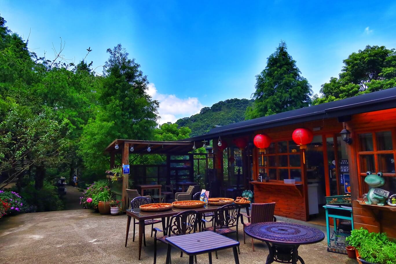 【苗栗景點推薦】三義卓也小屋│卓也書園子喝下午茶，穀倉小鎮IG打卡點，超夢幻水上餐廳，森林系網美景點! @混血珊莎的奇幻旅程