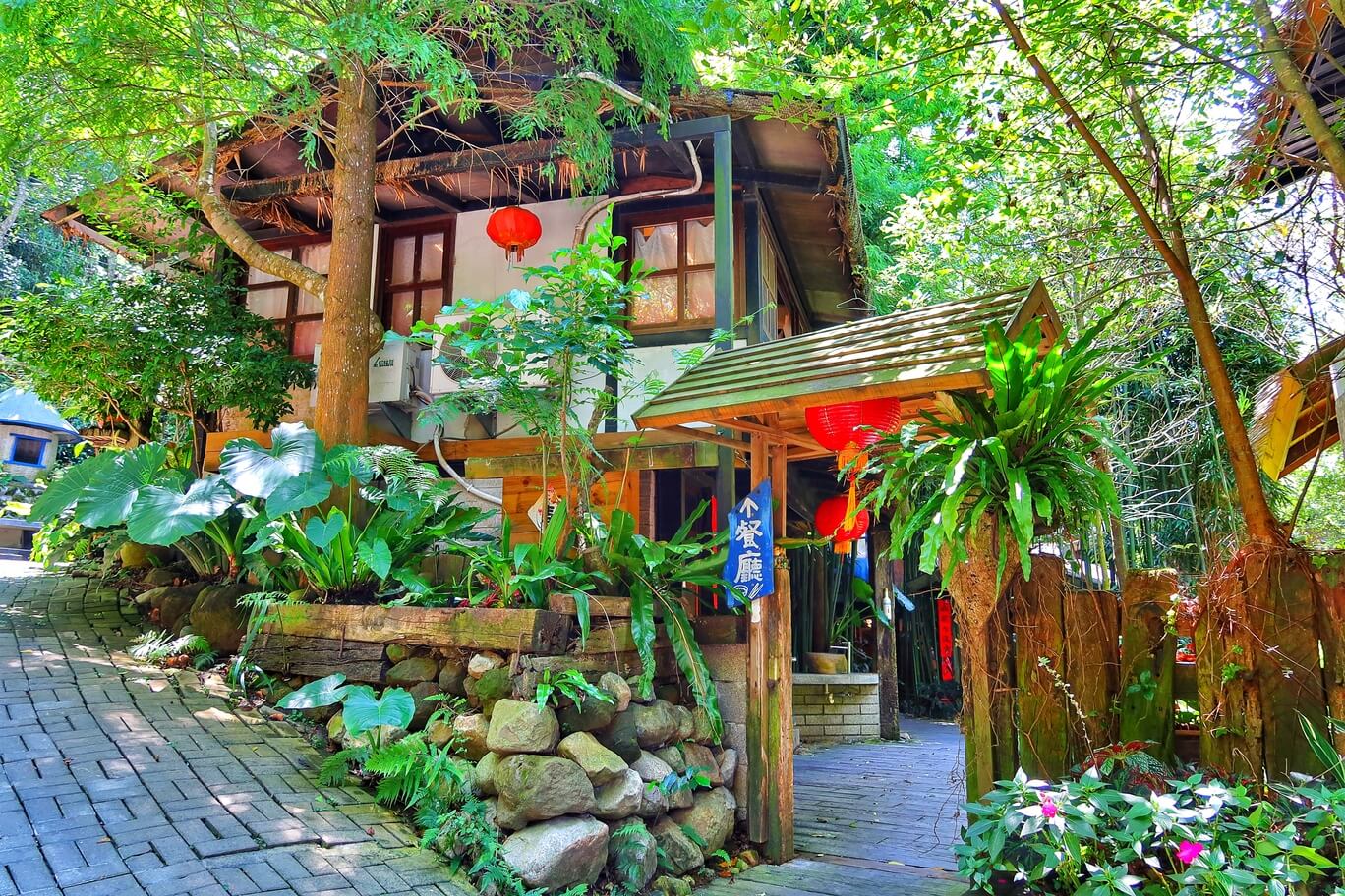 【苗栗景點推薦】三義卓也小屋│卓也書園子喝下午茶，穀倉小鎮IG打卡點，超夢幻水上餐廳，森林系網美景點! @混血珊莎的奇幻旅程