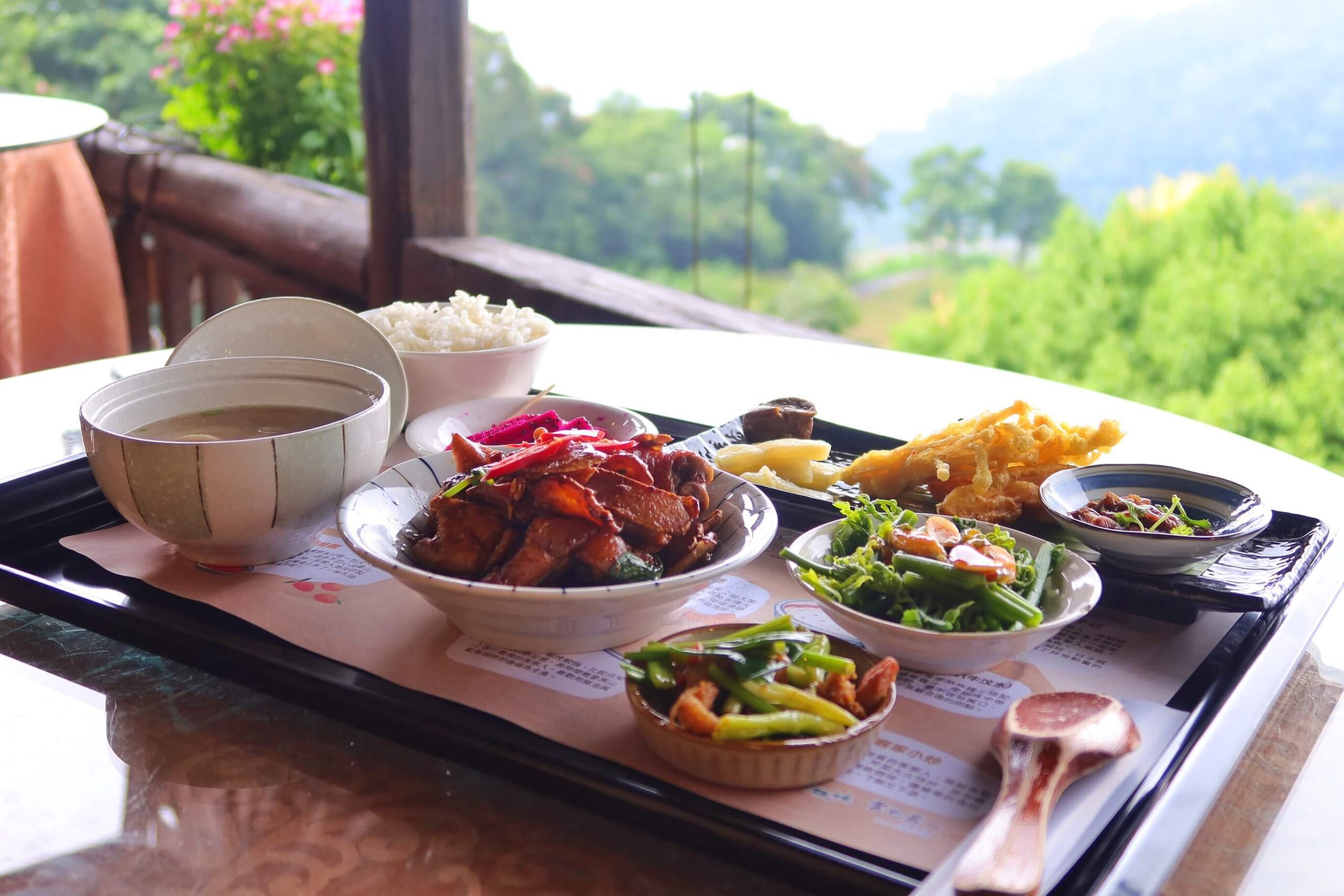 【苗栗美食餐廳】雲也居一休閒農場 景觀餐廳享用薑麻特色料理│ 琉璃秋境 懶人野餐下午茶 窯烤披薩美味又好拍!│苗栗美食景點推薦 @混血珊莎的奇幻旅程