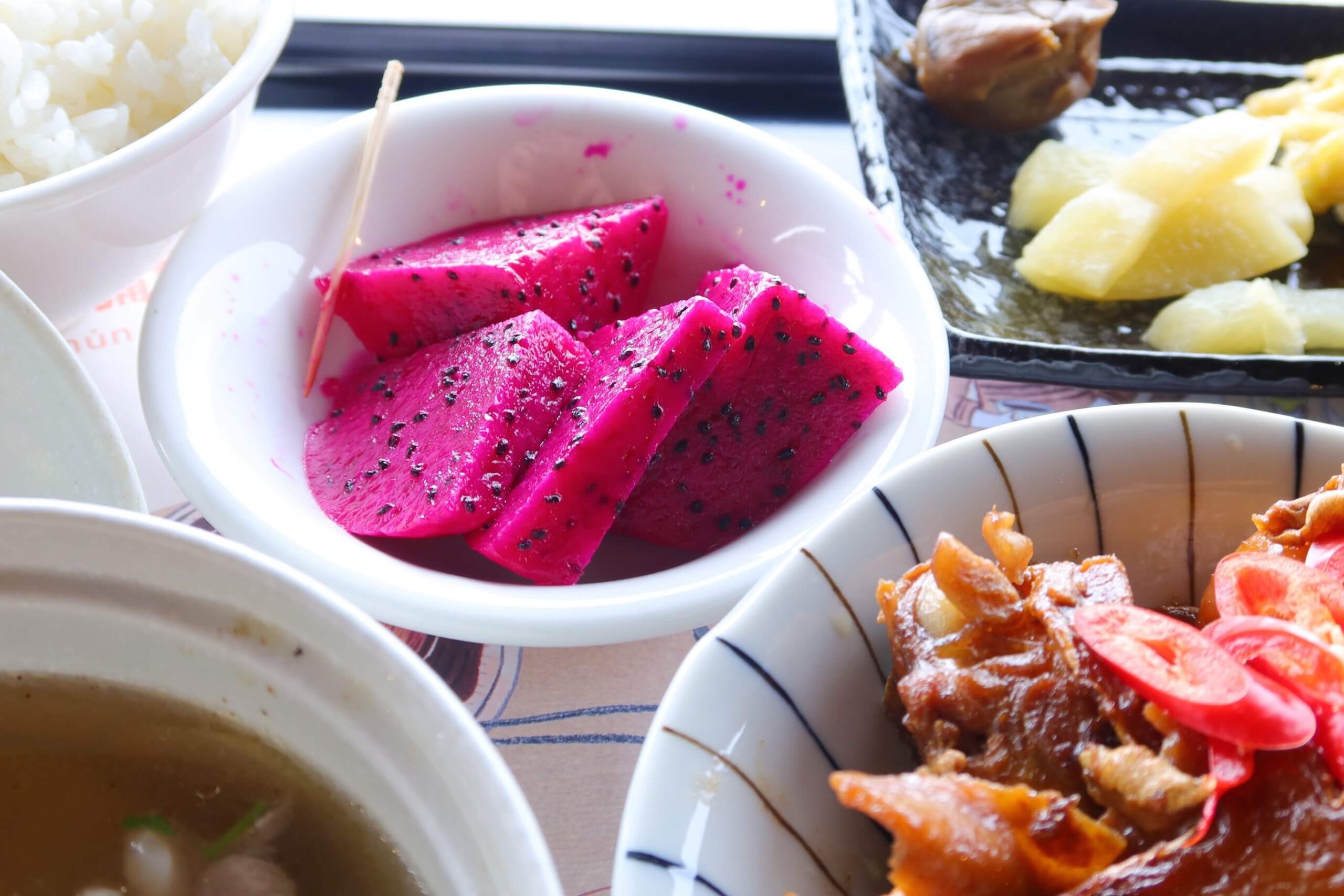 【苗栗美食餐廳】雲也居一休閒農場 景觀餐廳享用薑麻特色料理│ 琉璃秋境 懶人野餐下午茶 窯烤披薩美味又好拍!│苗栗美食景點推薦 @混血珊莎的奇幻旅程
