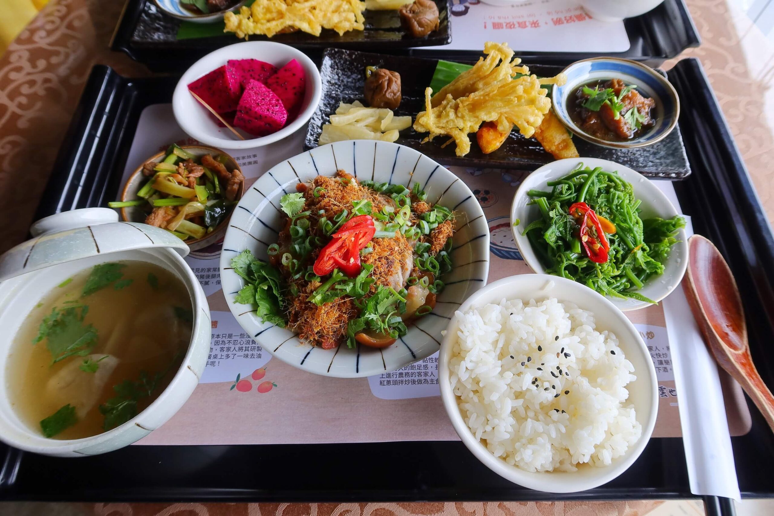 【苗栗美食餐廳】雲也居一休閒農場 景觀餐廳享用薑麻特色料理│ 琉璃秋境 懶人野餐下午茶 窯烤披薩美味又好拍!│苗栗美食景點推薦 @混血珊莎的奇幻旅程