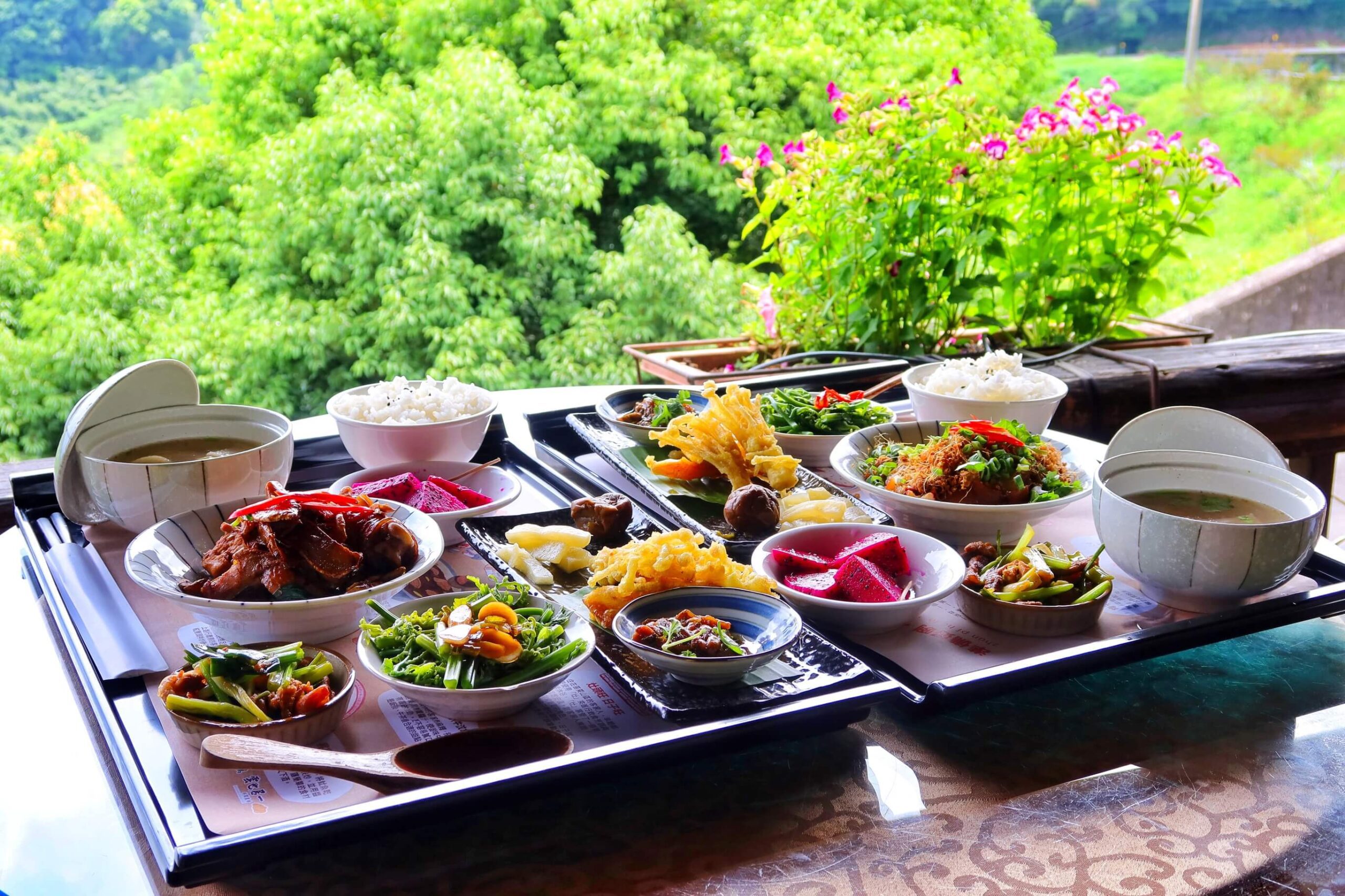 【苗栗美食餐廳】雲也居一休閒農場 景觀餐廳享用薑麻特色料理│ 琉璃秋境 懶人野餐下午茶 窯烤披薩美味又好拍!│苗栗美食景點推薦 @混血珊莎的奇幻旅程