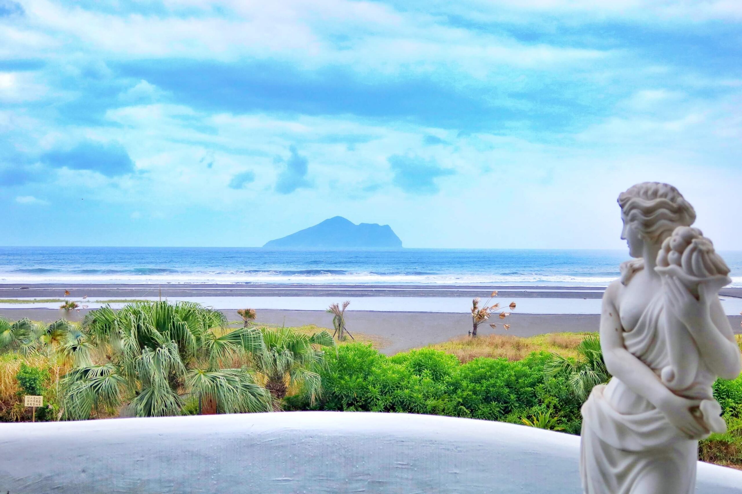 【頭城隱藏版美食】渲咖啡SHINE CAFE 遠眺龜山島 海景第一排 │ IG網美照打卡點! @混血珊莎的奇幻旅程