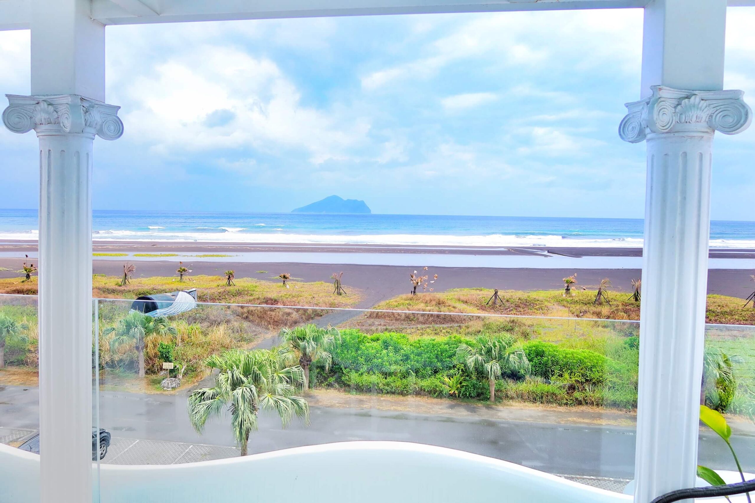 【頭城隱藏版美食】渲咖啡SHINE CAFE 遠眺龜山島 海景第一排 │ IG網美照打卡點! @混血珊莎的奇幻旅程