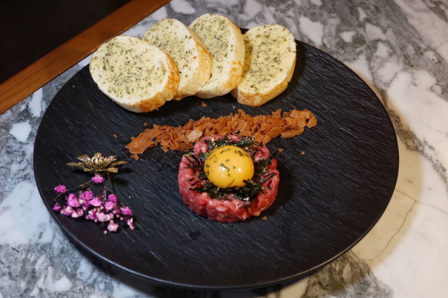 【台中北區宵夜】Eartha燒肉餐酒館，網美系珠寶盒燒肉，專人桌邊代烤服務，調酒生啤喝到飽! @混血珊莎的奇幻旅程