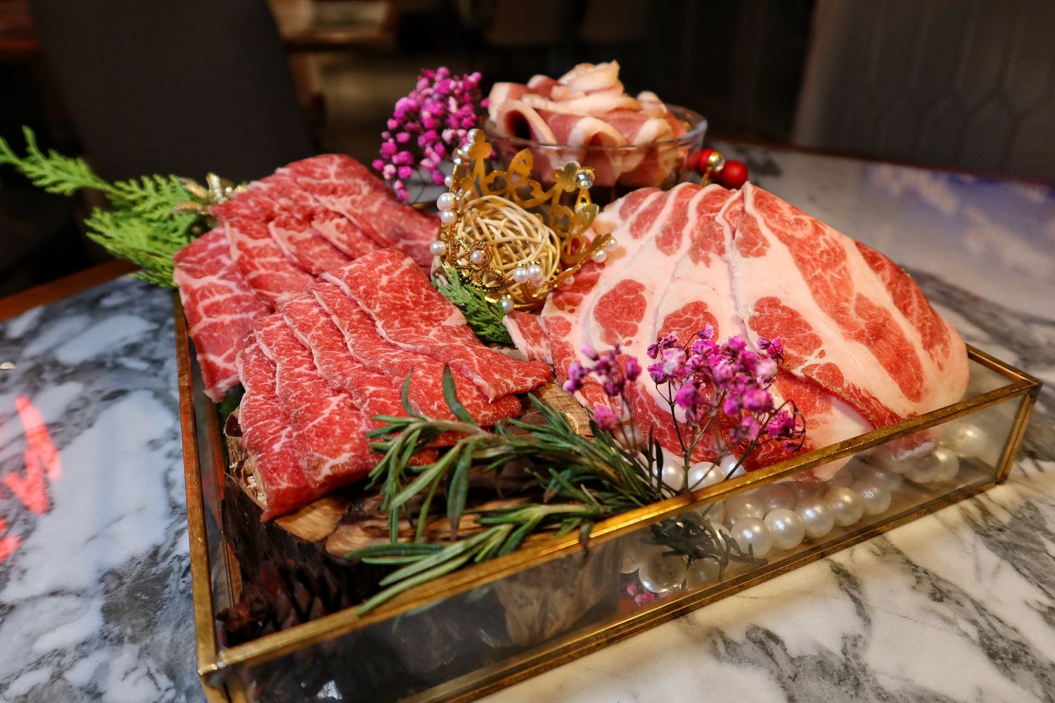 【台中北區宵夜】Eartha燒肉餐酒館，網美系珠寶盒燒肉，專人桌邊代烤服務，調酒生啤喝到飽! @混血珊莎的奇幻旅程