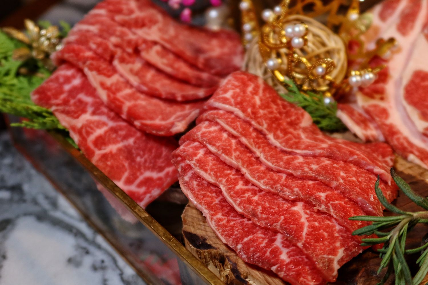 【台中北區宵夜】Eartha燒肉餐酒館，網美系珠寶盒燒肉，專人桌邊代烤服務，調酒生啤喝到飽! @混血珊莎的奇幻旅程