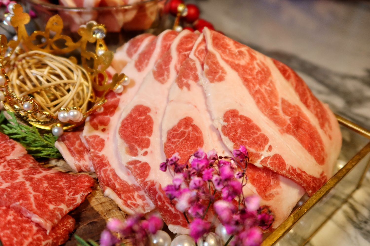 【台中北區宵夜】Eartha燒肉餐酒館，網美系珠寶盒燒肉，專人桌邊代烤服務，調酒生啤喝到飽! @混血珊莎的奇幻旅程