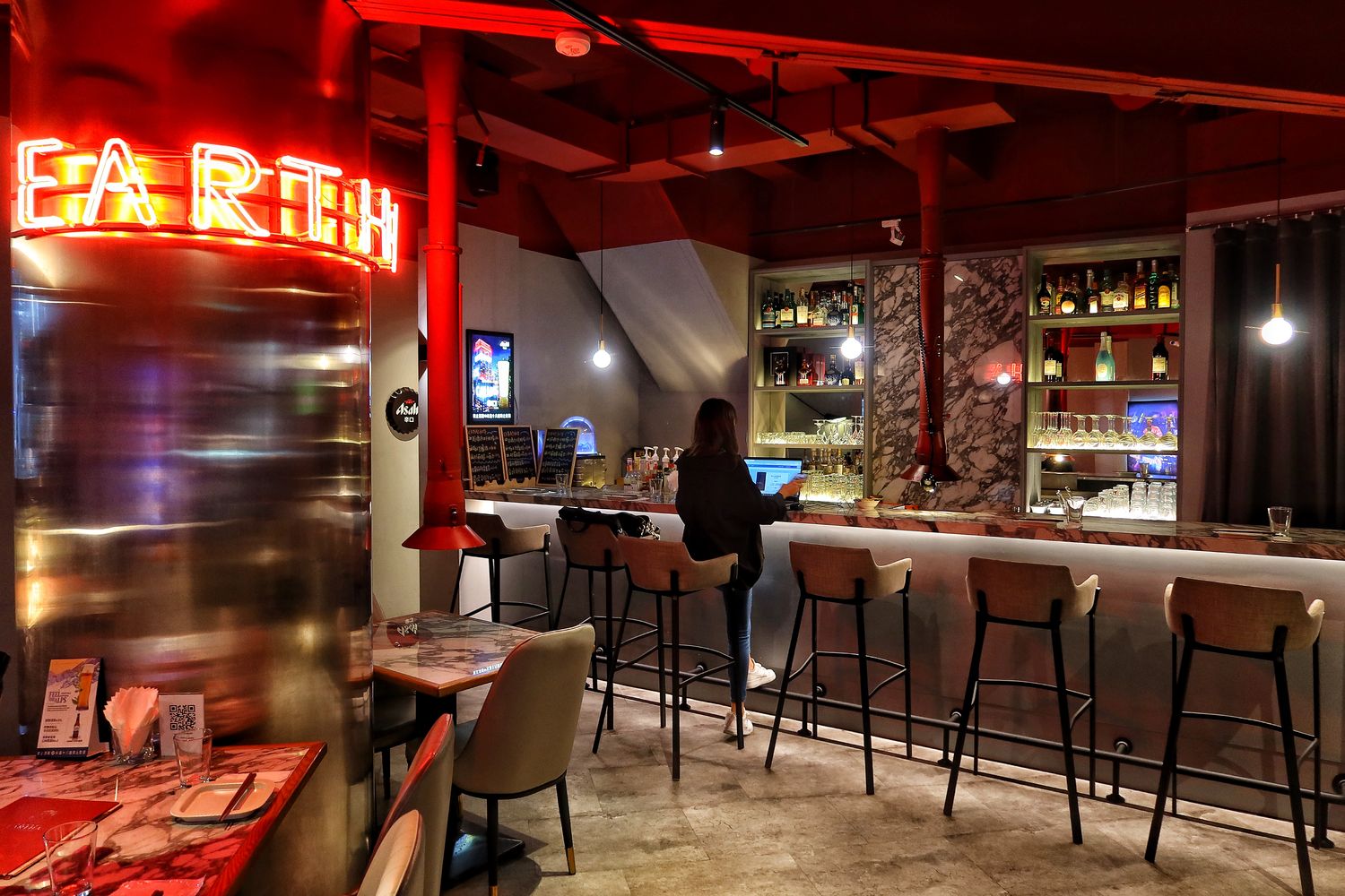 【台中北區宵夜】Eartha燒肉餐酒館，網美系珠寶盒燒肉，專人桌邊代烤服務，調酒生啤喝到飽! @混血珊莎的奇幻旅程